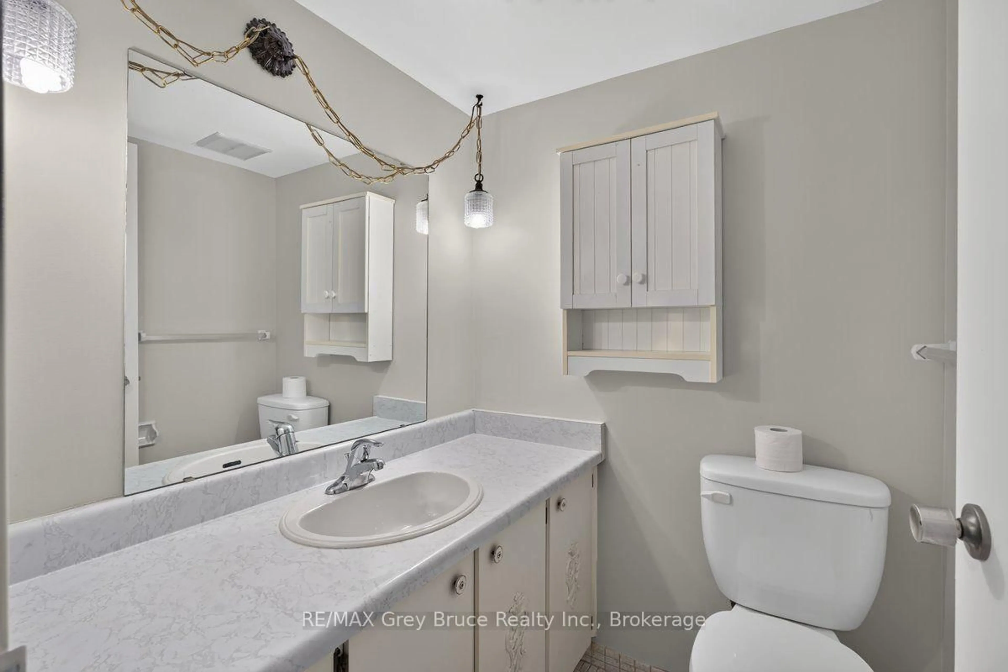 Standard bathroom, ceramic/tile floor for 860 9th St #208, Owen Sound Ontario N4K 1R2