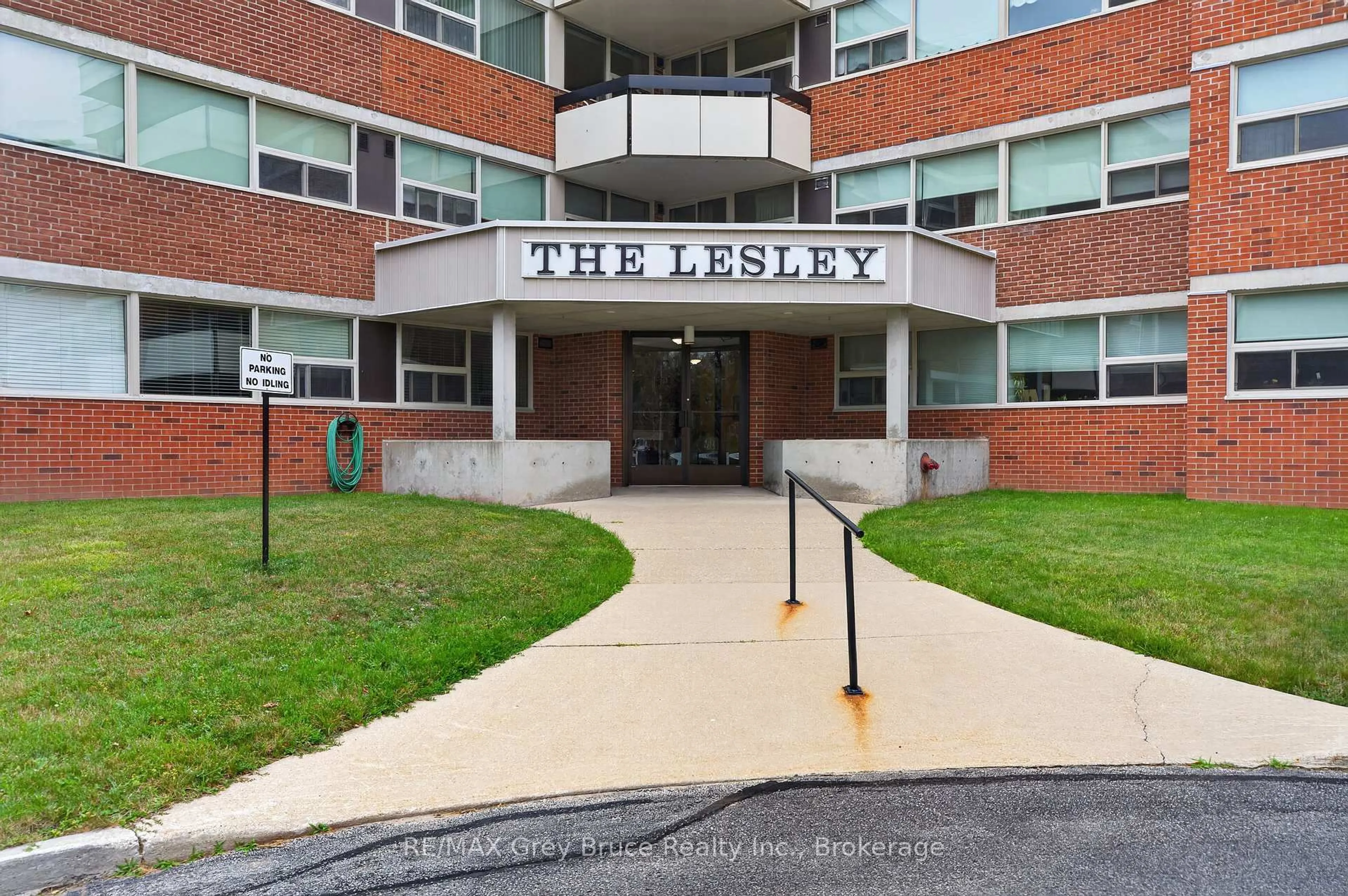 Indoor foyer for 860 9th St #208, Owen Sound Ontario N4K 1R2