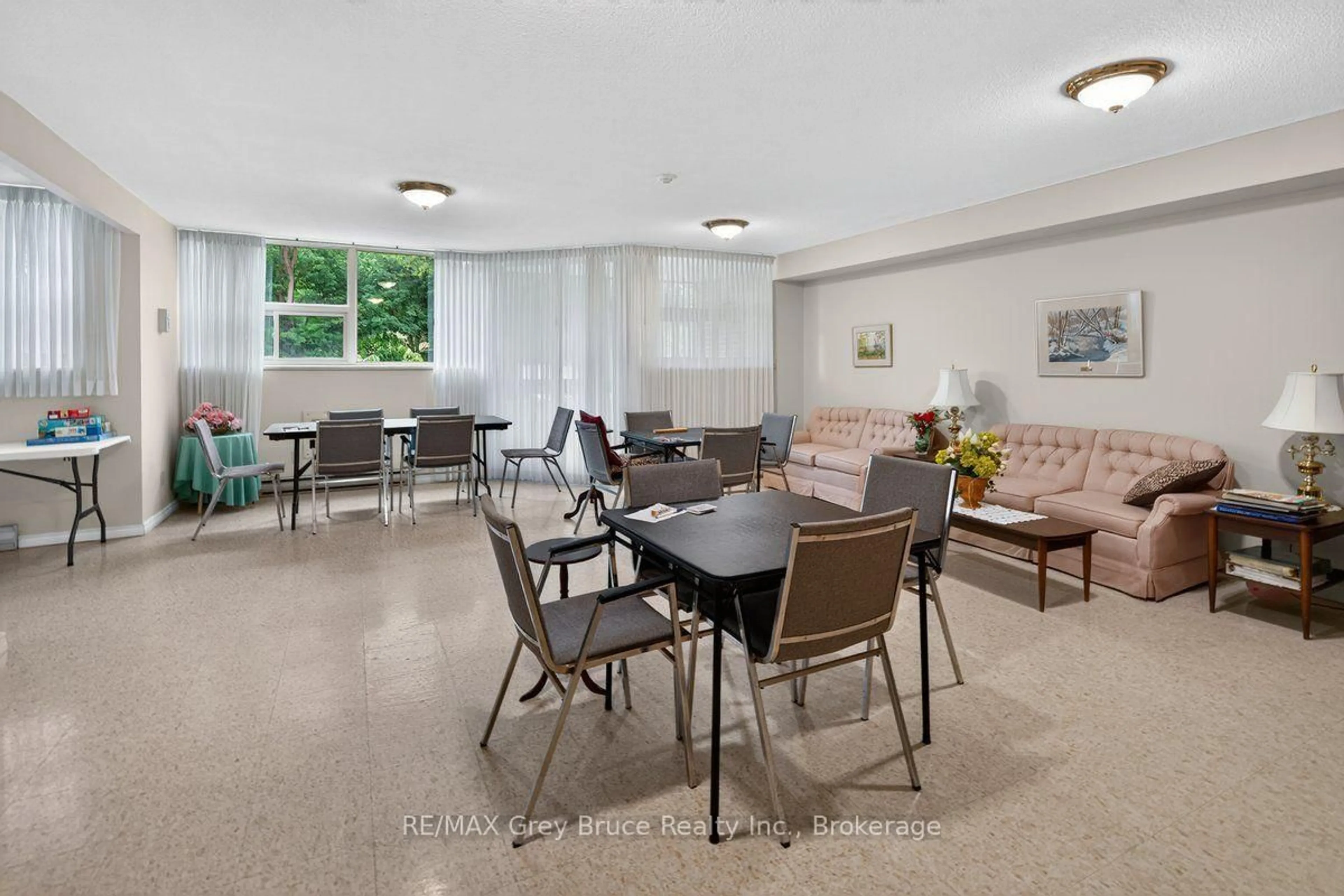 Unknown for 860 9th St #208, Owen Sound Ontario N4K 1R2