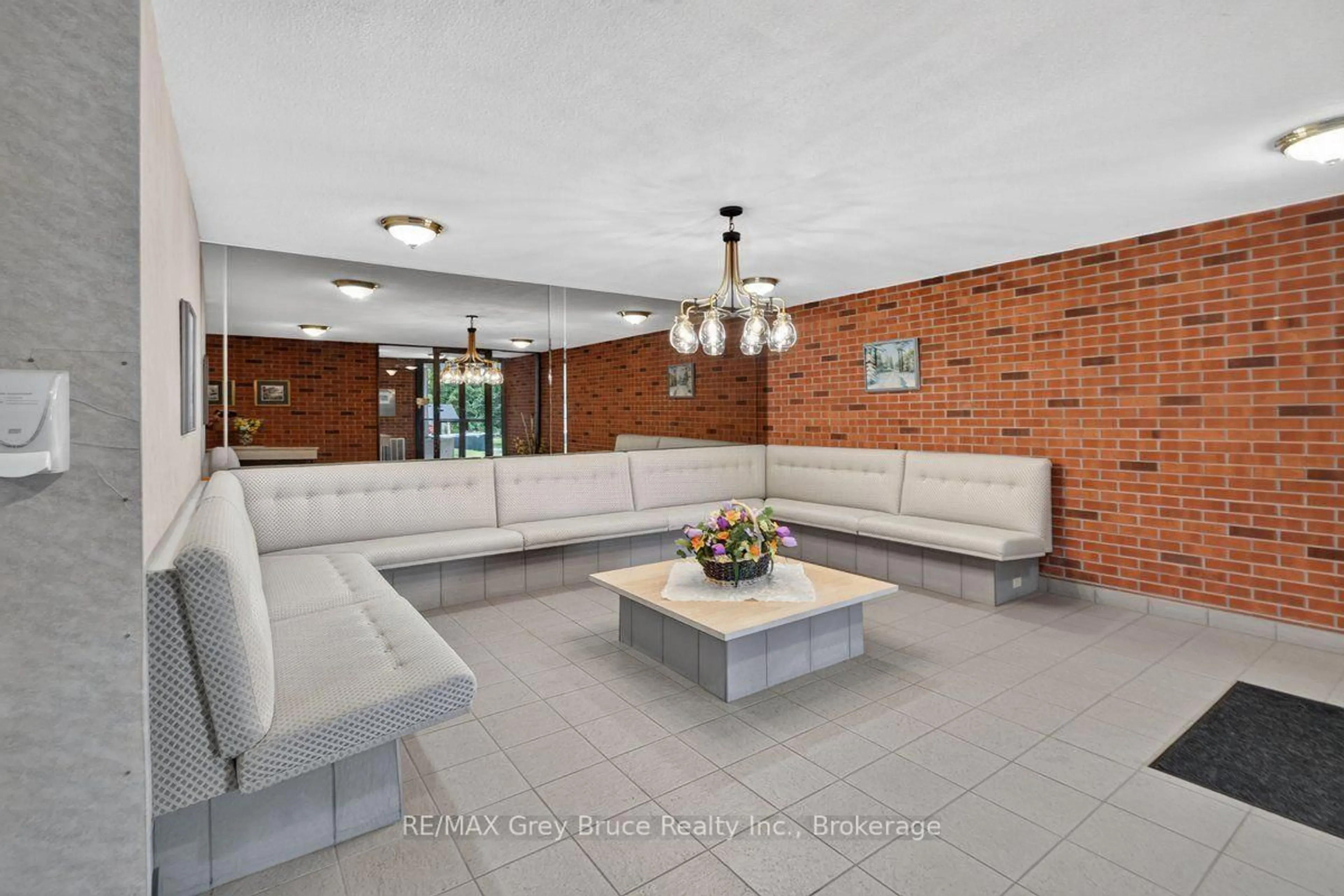 Lobby for 860 9th St #208, Owen Sound Ontario N4K 1R2