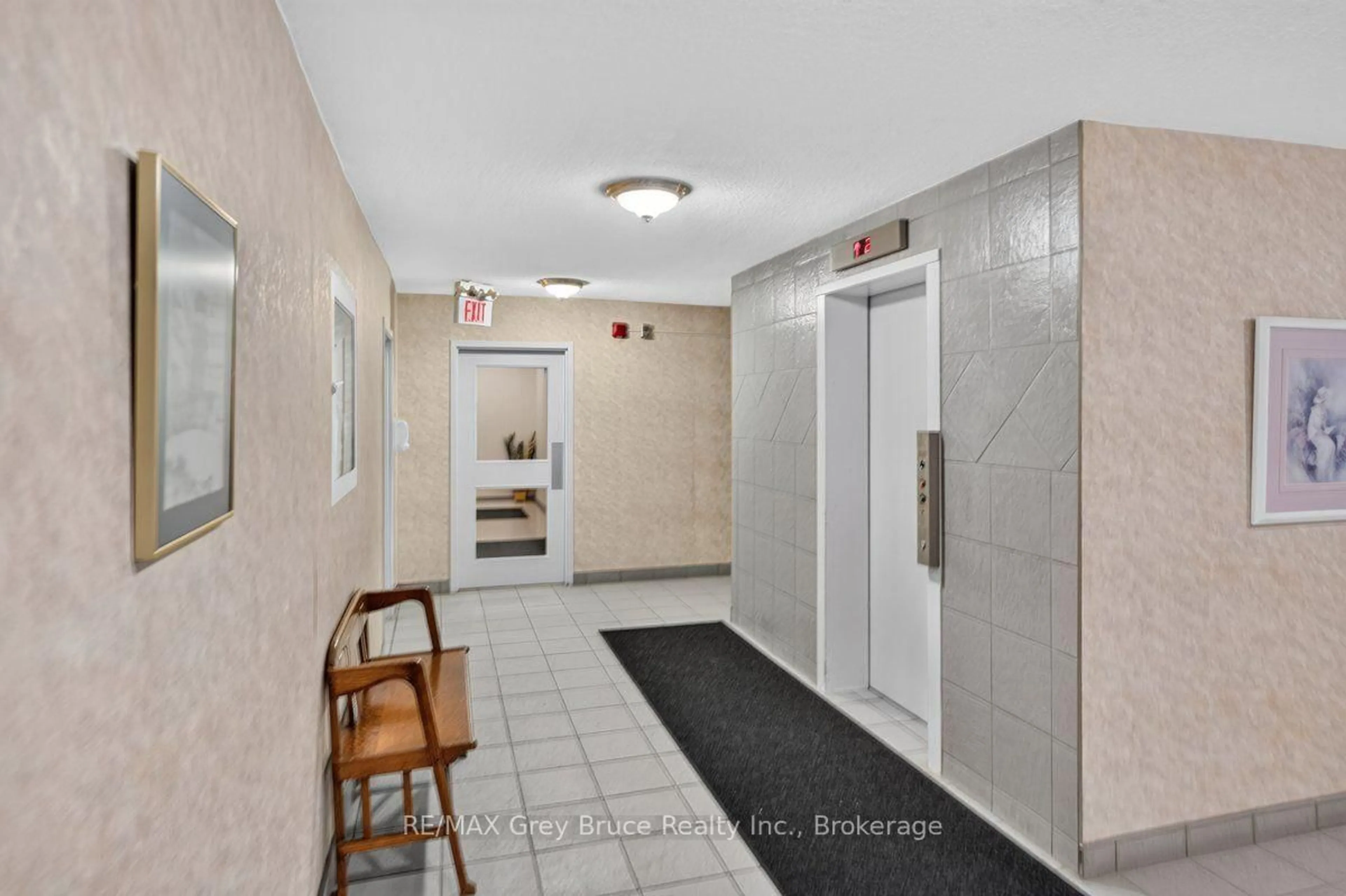 Indoor foyer for 860 9th St #208, Owen Sound Ontario N4K 1R2