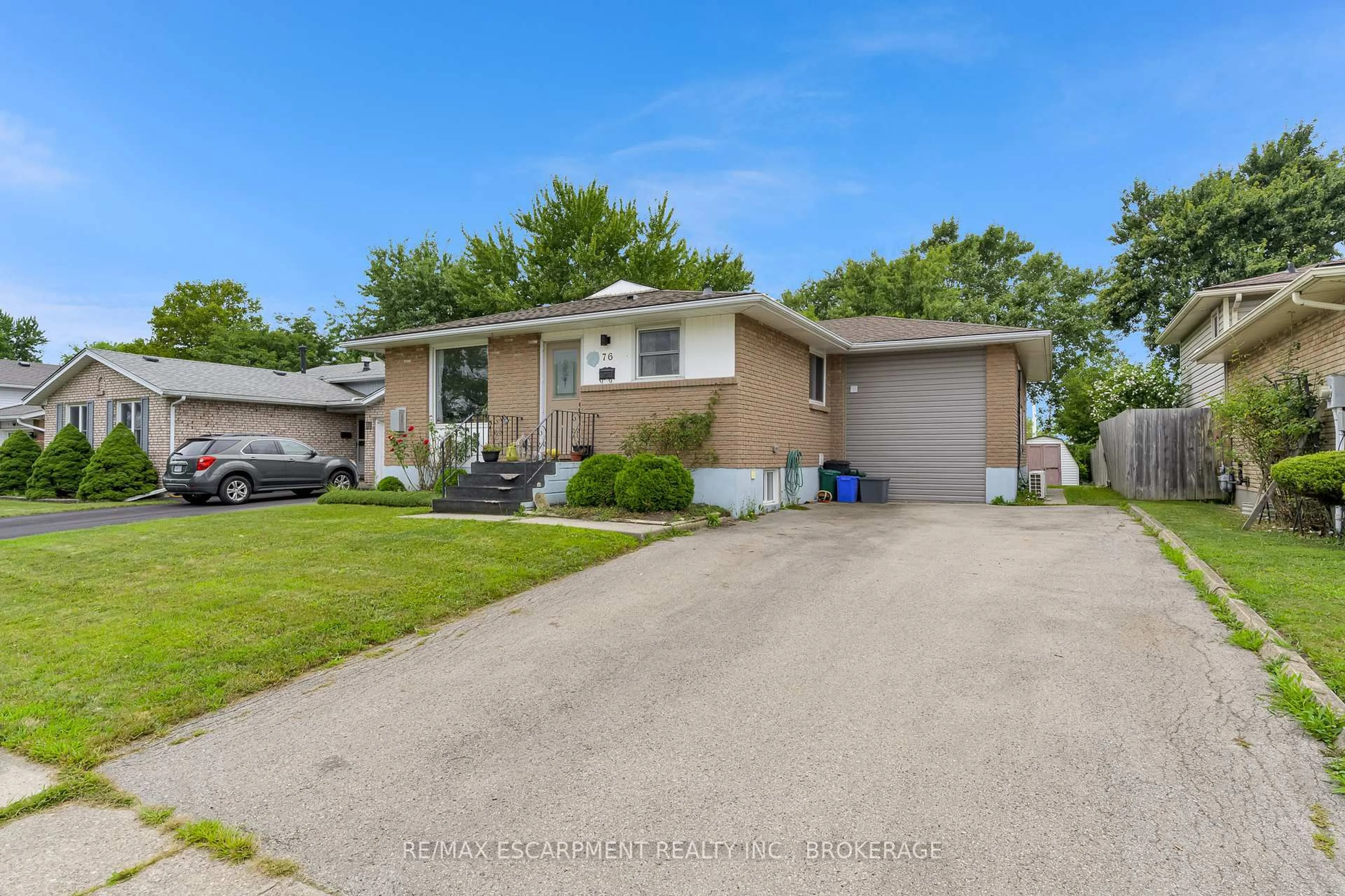 A pic from outside/outdoor area/front of a property/back of a property/a pic from drone, street for 76 Marc Blvd, Welland Ontario L3B 5V1