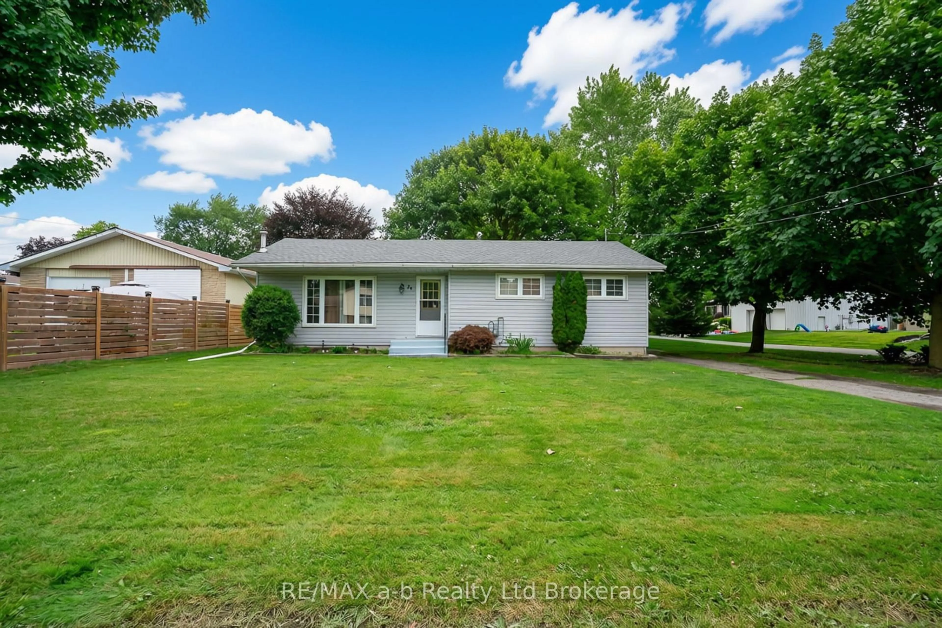 A pic from outside/outdoor area/front of a property/back of a property/a pic from drone, street for 24 Centre St, Norwich Ontario N0J 1P0