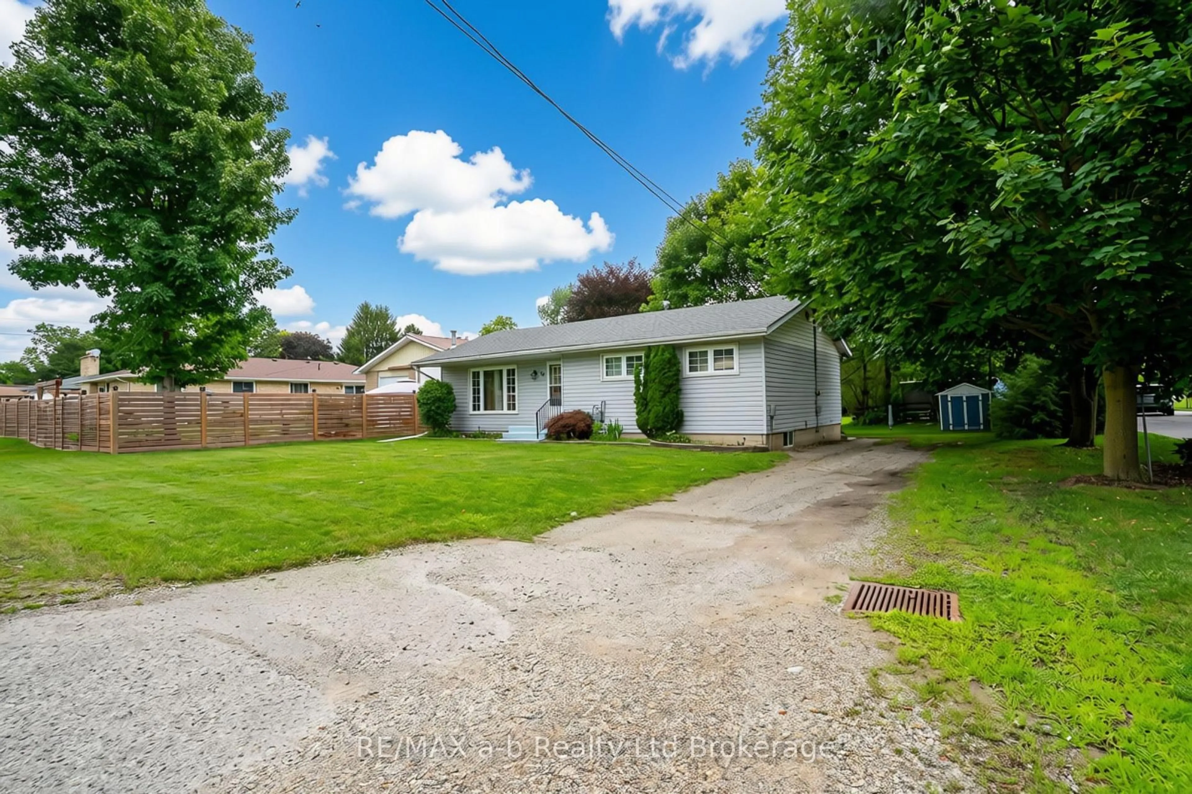 A pic from outside/outdoor area/front of a property/back of a property/a pic from drone, street for 24 Centre St, Norwich Ontario N0J 1P0