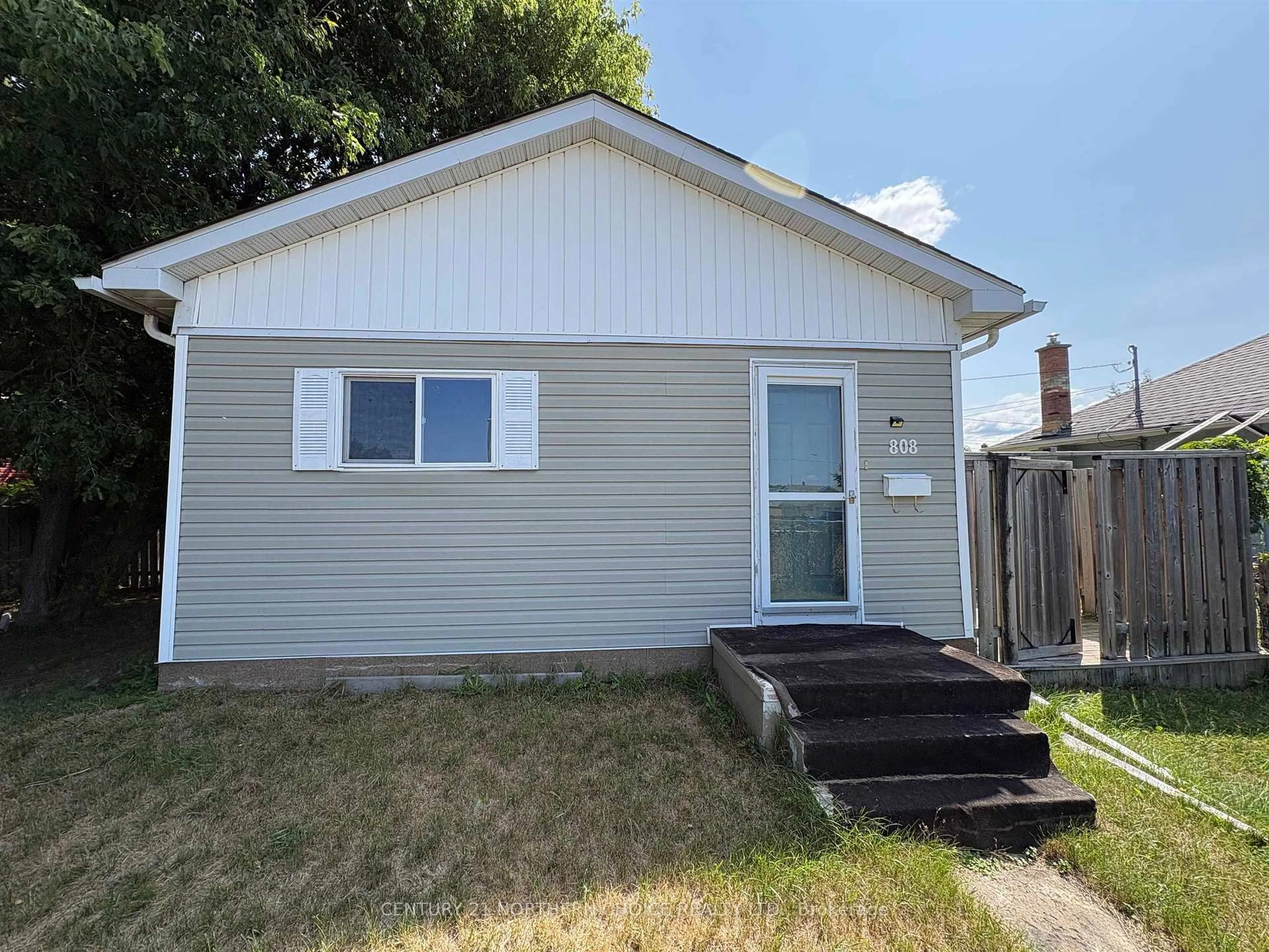 Home with vinyl exterior material, street for 808 Portage Ave, Fort Frances Ontario P9A 2A6