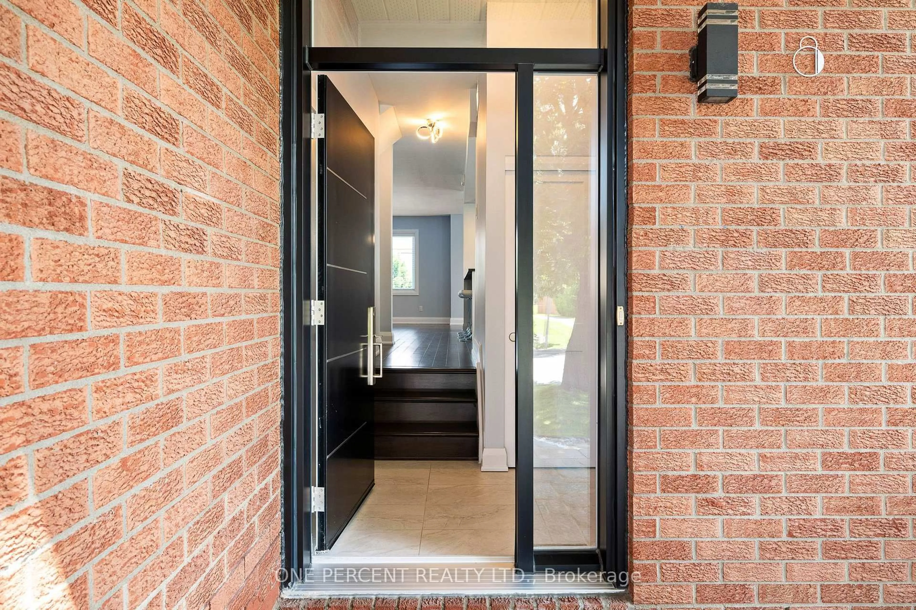 Indoor entryway for 8 Rastila Cres, Ottawa Ontario K1T 2C6