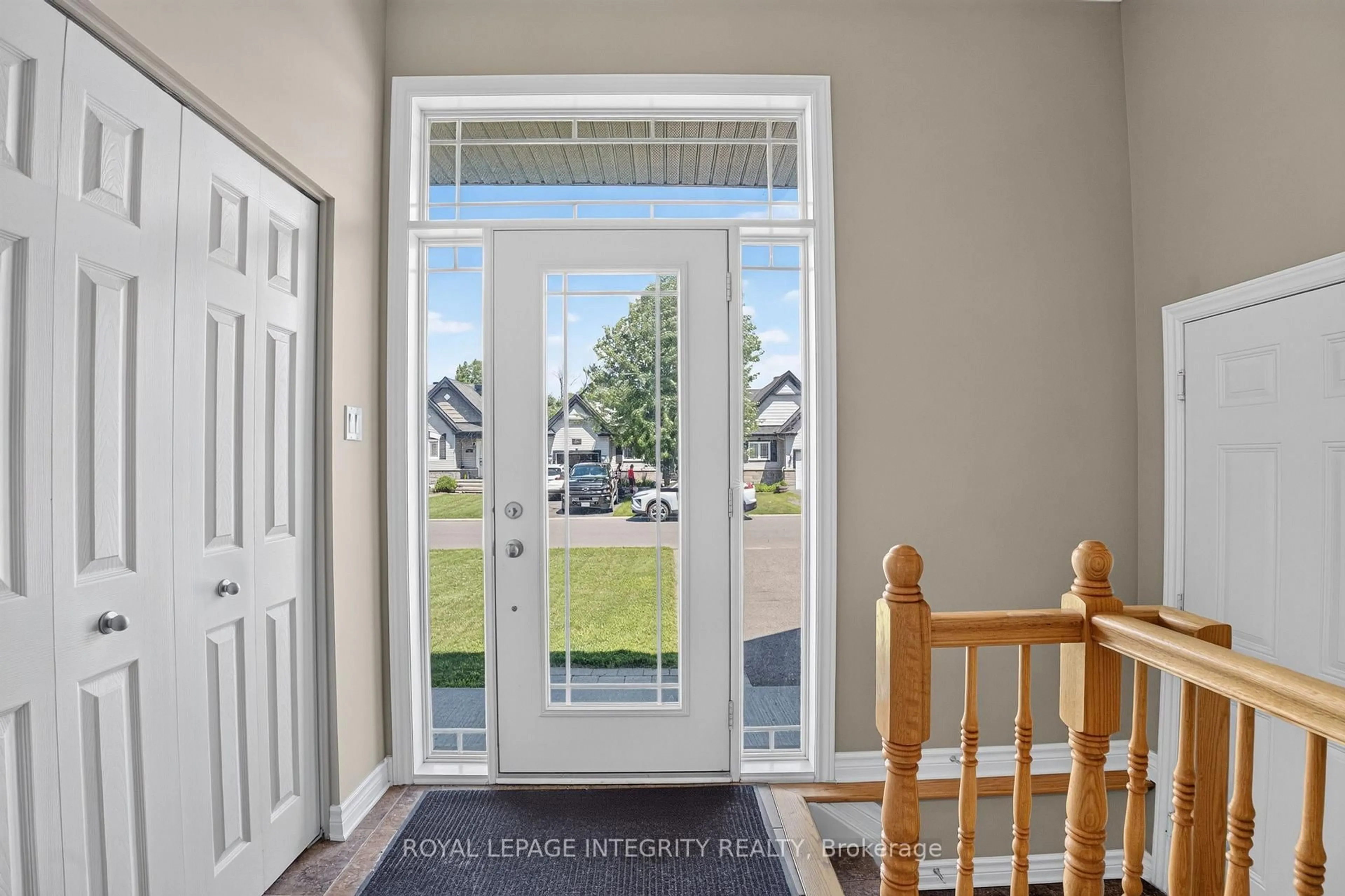 Indoor entryway for 117 Castel St, Alfred and Plantagenet Ontario K0A 3K0