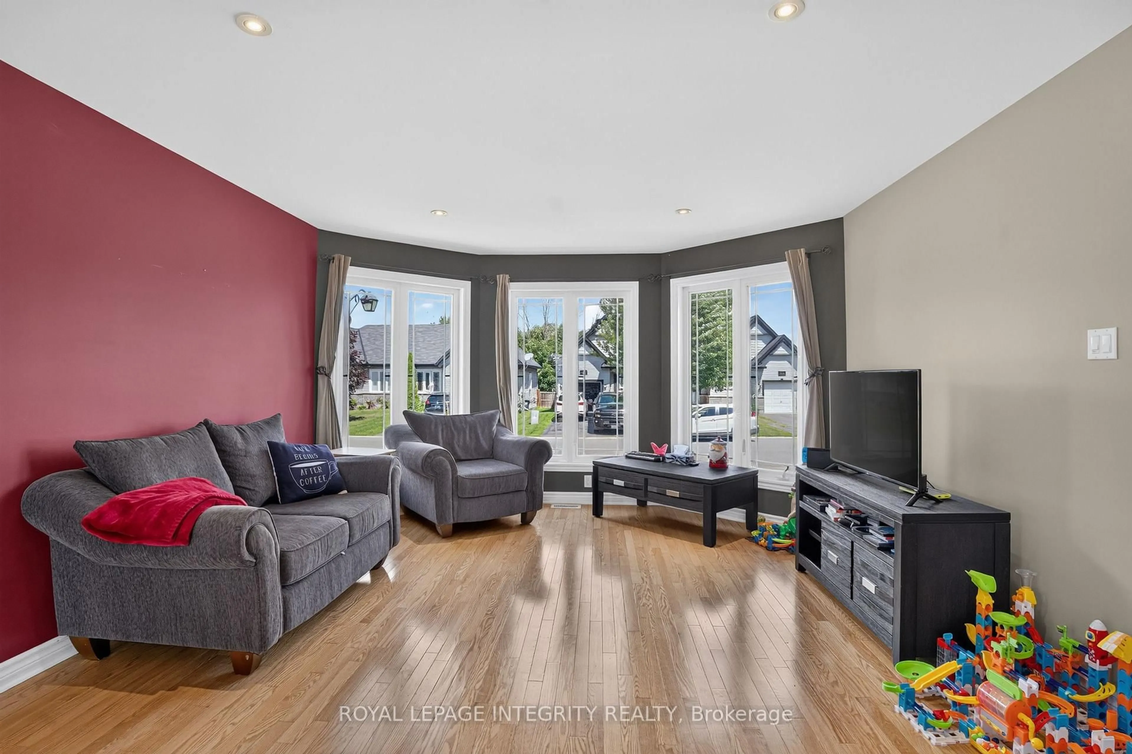 Living room with furniture, wood/laminate floor for 117 Castel St, Alfred and Plantagenet Ontario K0A 3K0