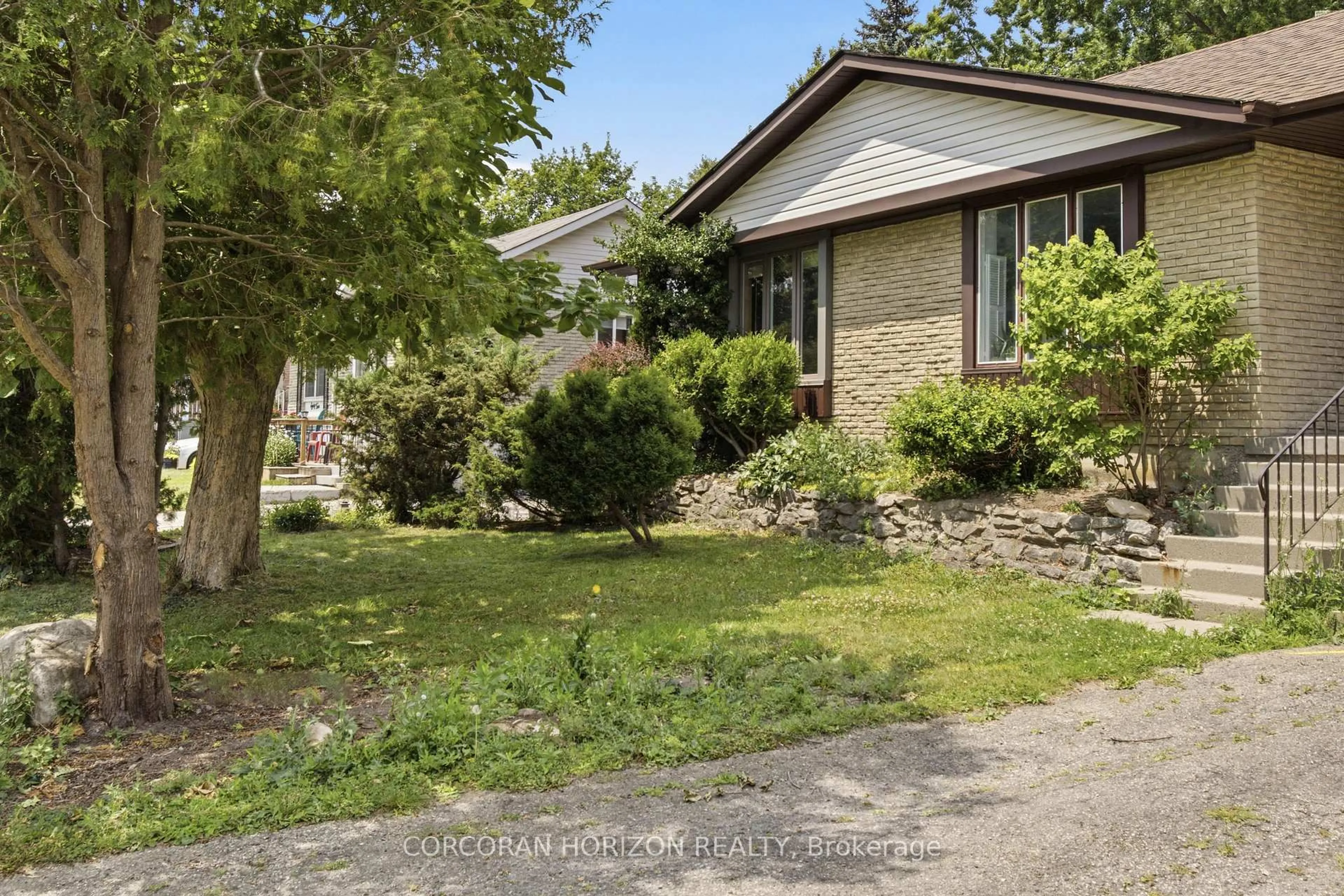 A pic from outside/outdoor area/front of a property/back of a property/a pic from drone, street for 90 Halifax Dr, Kitchener Ontario N2B 3K7