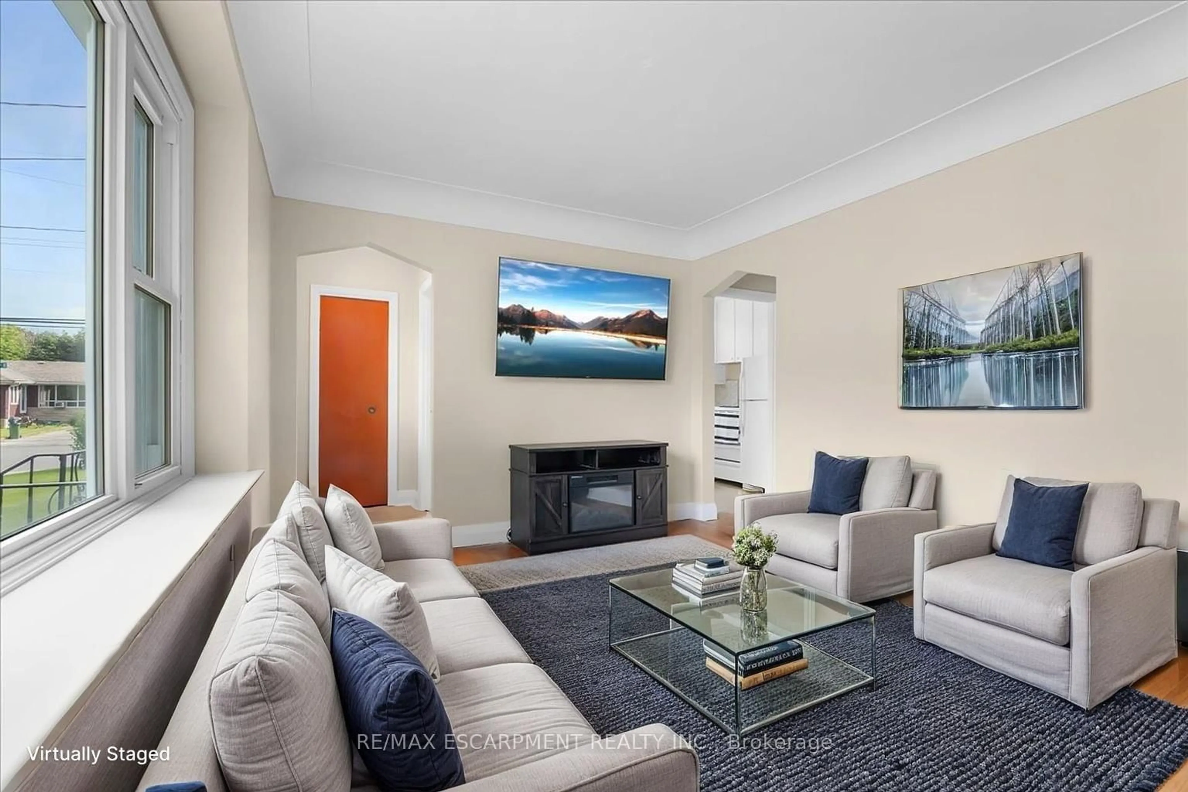 Living room with furniture, unknown for 128 East 39th St, Hamilton Ontario L8V 4H3