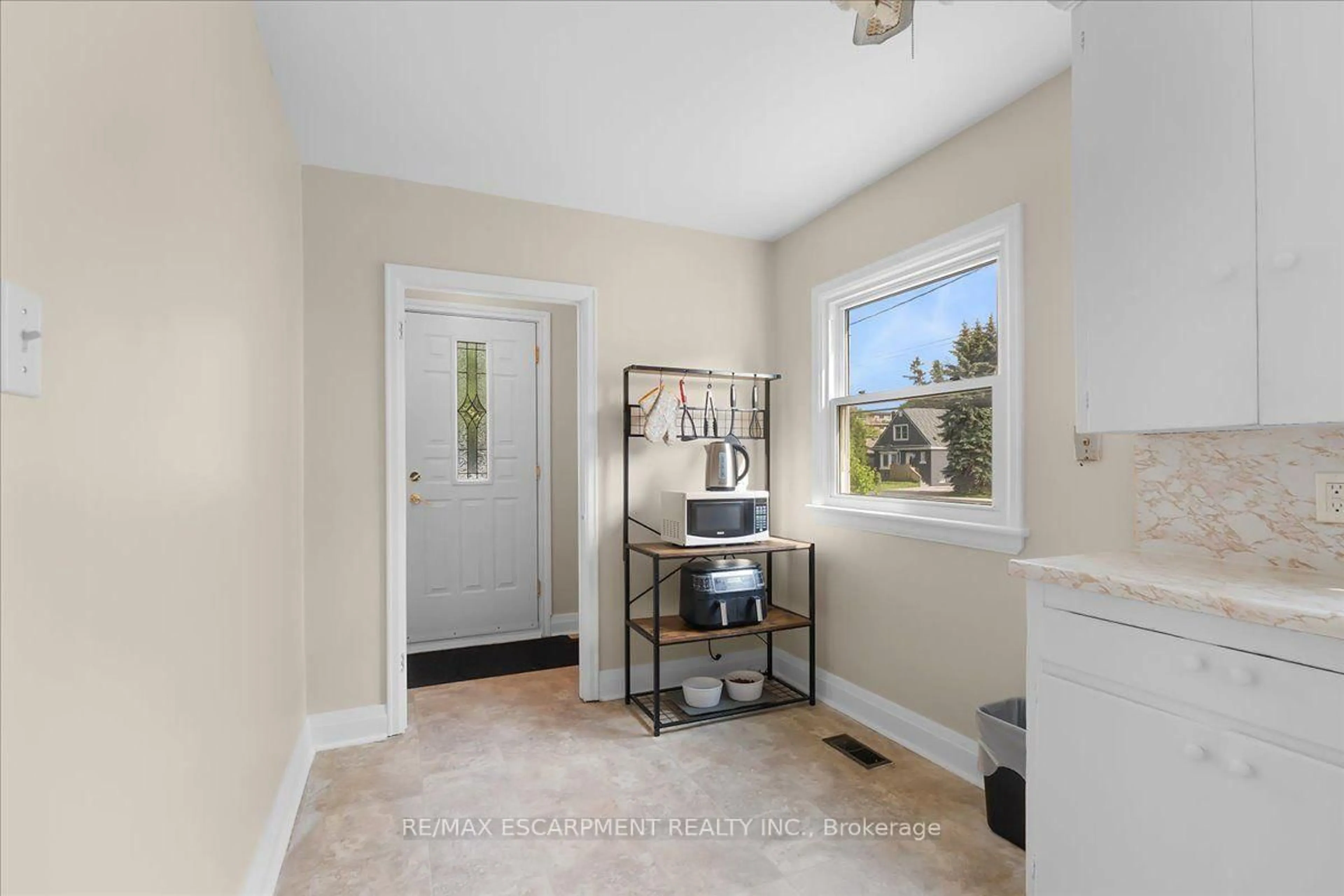 Indoor entryway for 128 East 39th St, Hamilton Ontario L8V 4H3