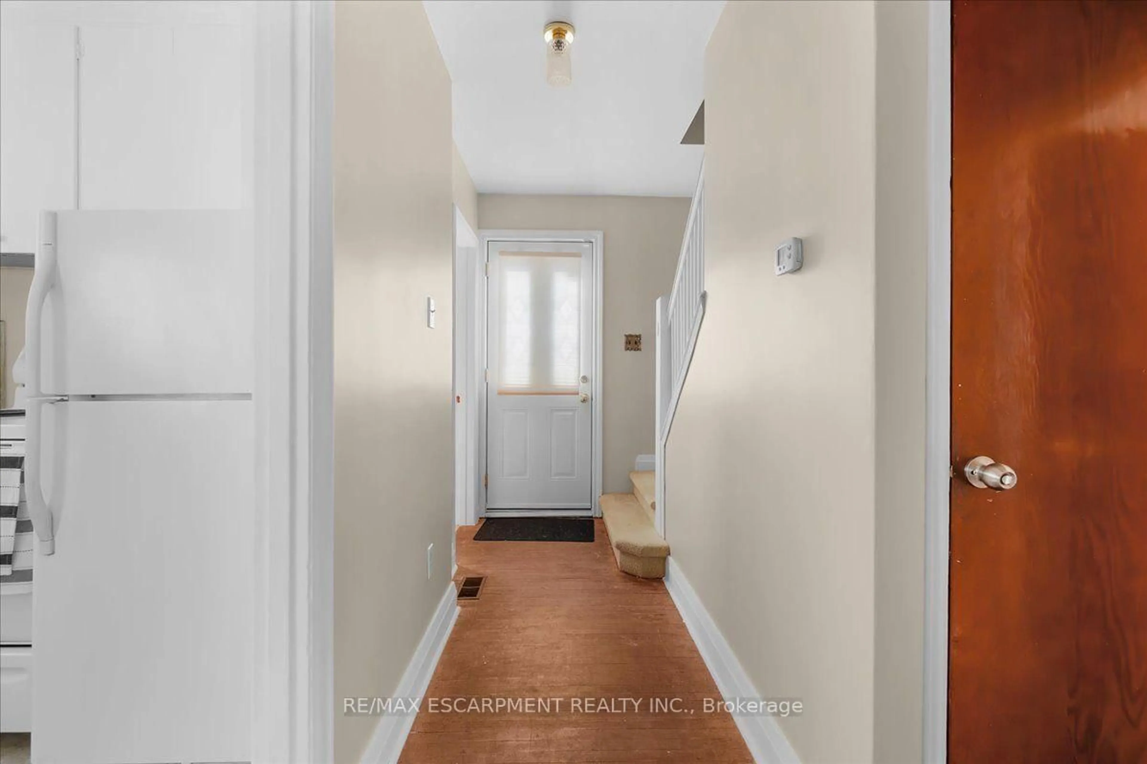 Indoor entryway for 128 East 39th St, Hamilton Ontario L8V 4H3