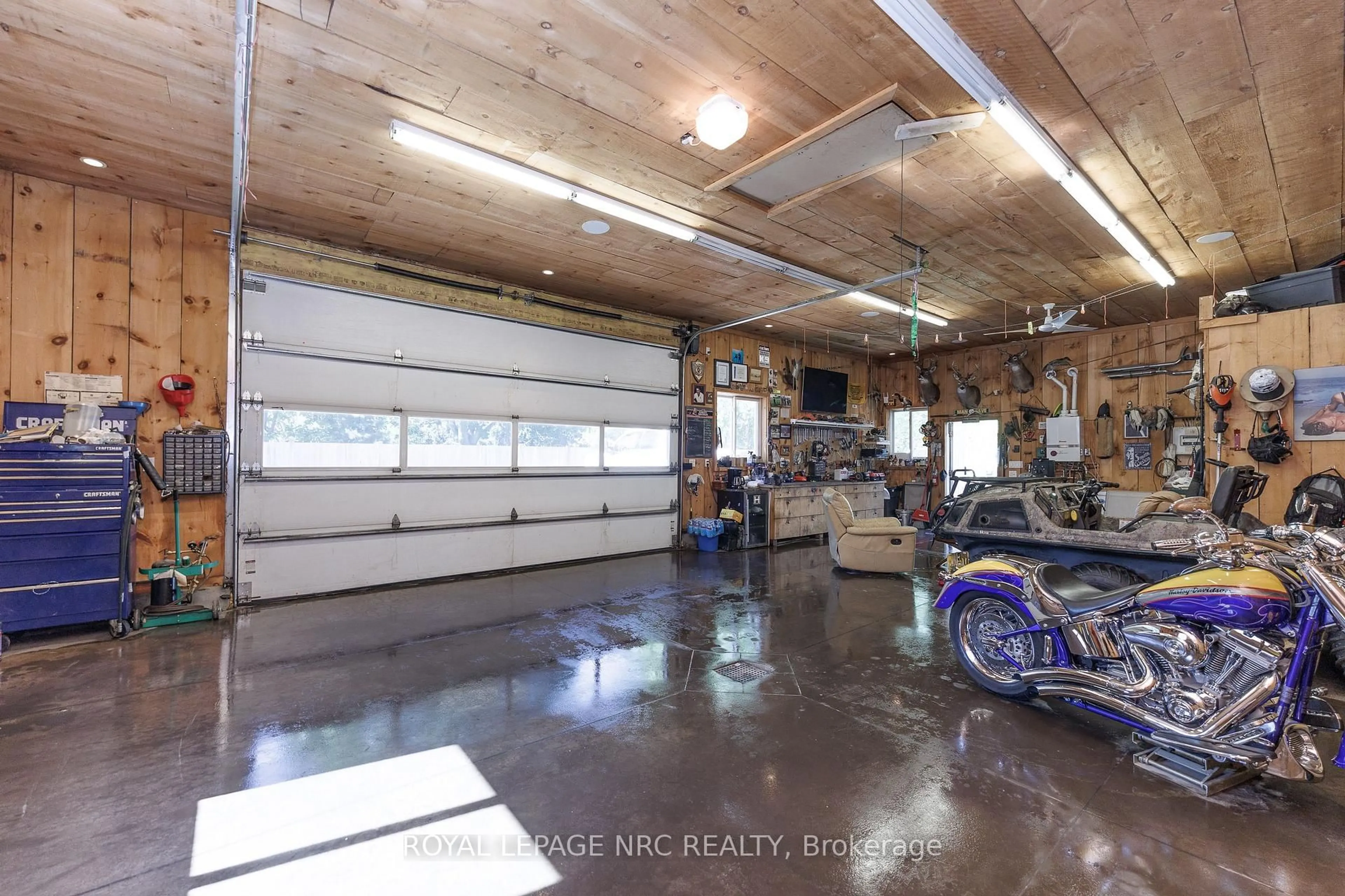 Indoor garage for 646 Prospect Point Rd, Fort Erie Ontario L0S 1N0