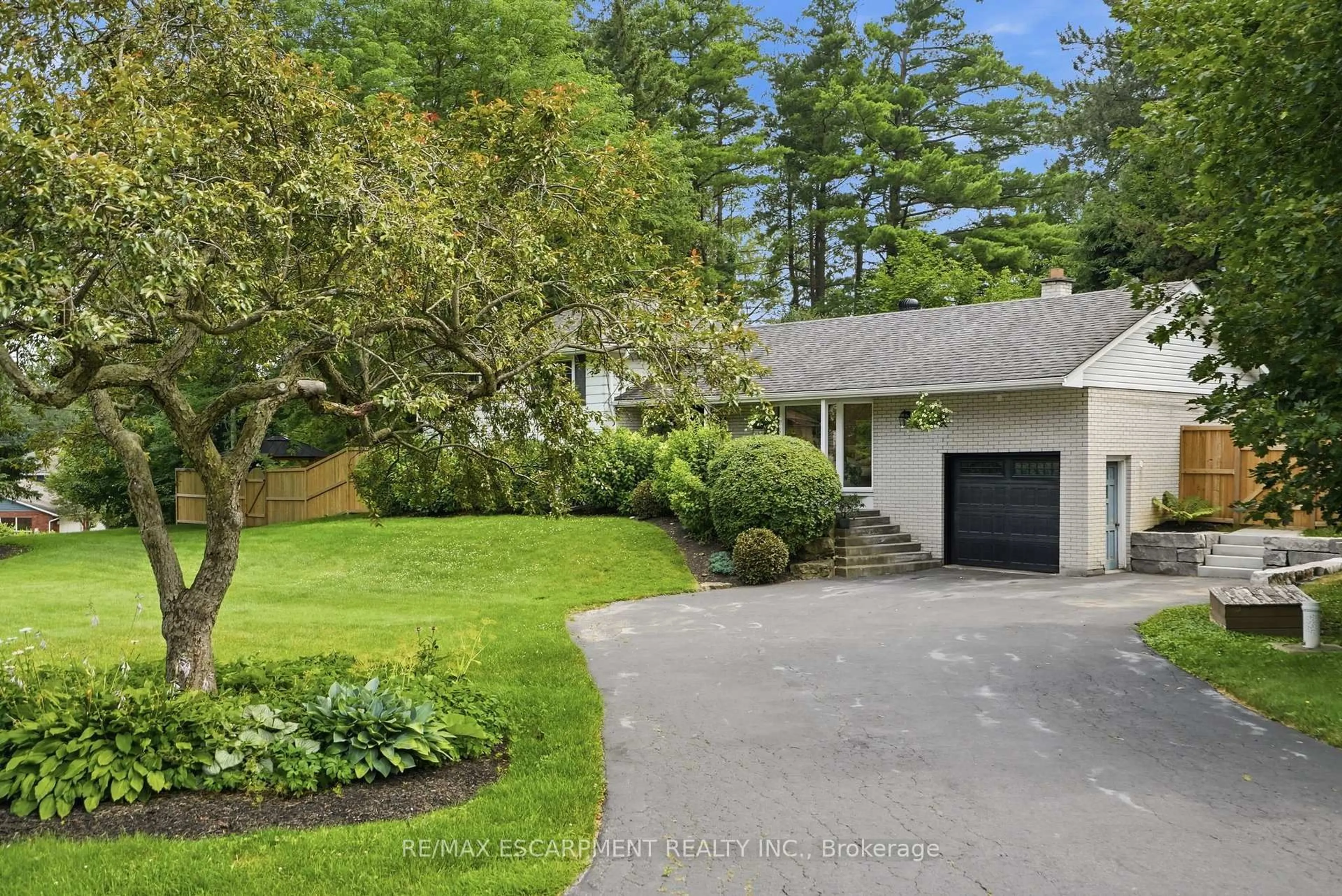 A pic from outside/outdoor area/front of a property/back of a property/a pic from drone, street for 2 Jameson Dr, Hamilton Ontario L9H 5A2