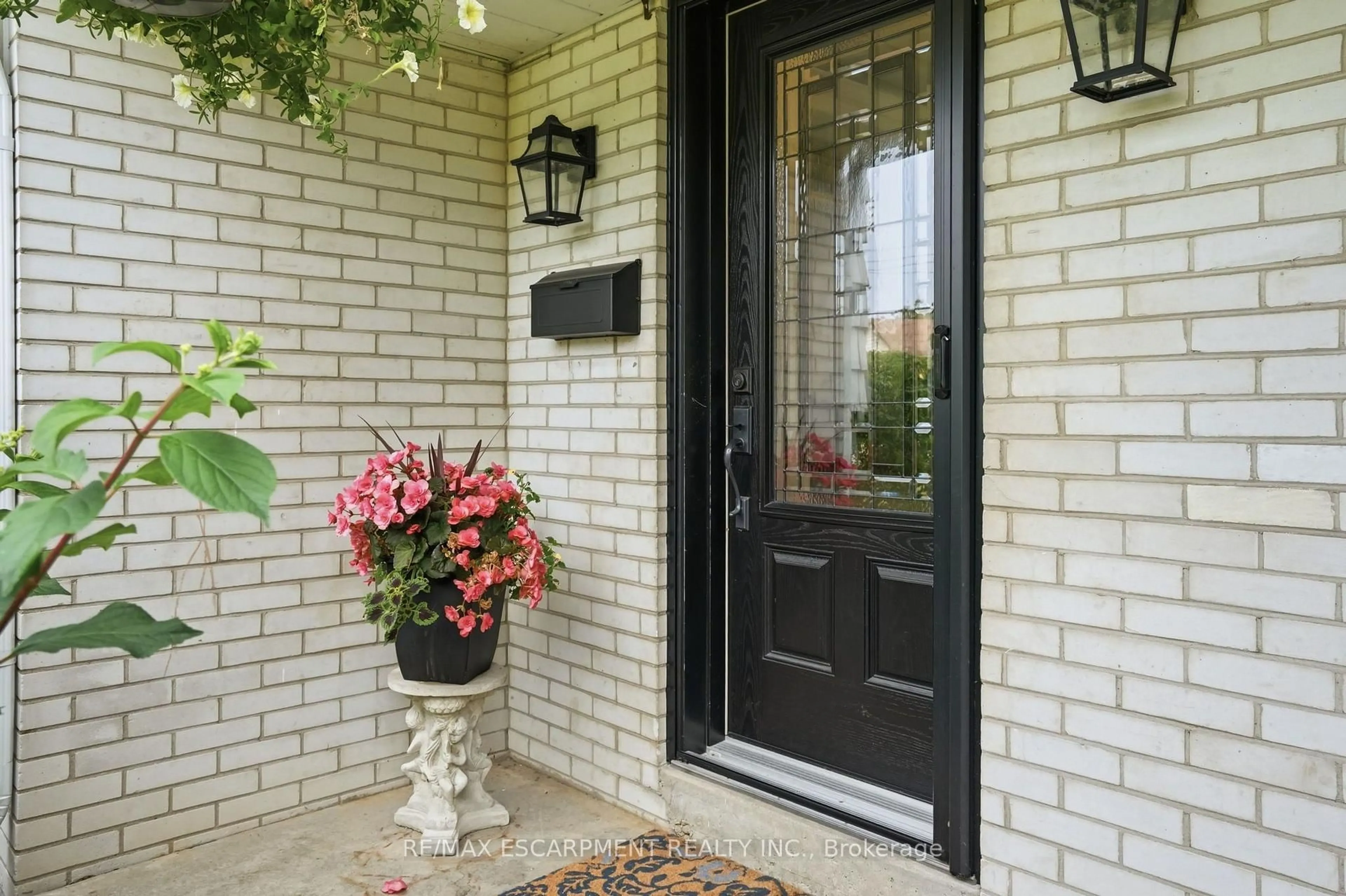 Indoor entryway for 2 Jameson Dr, Hamilton Ontario L9H 5A2