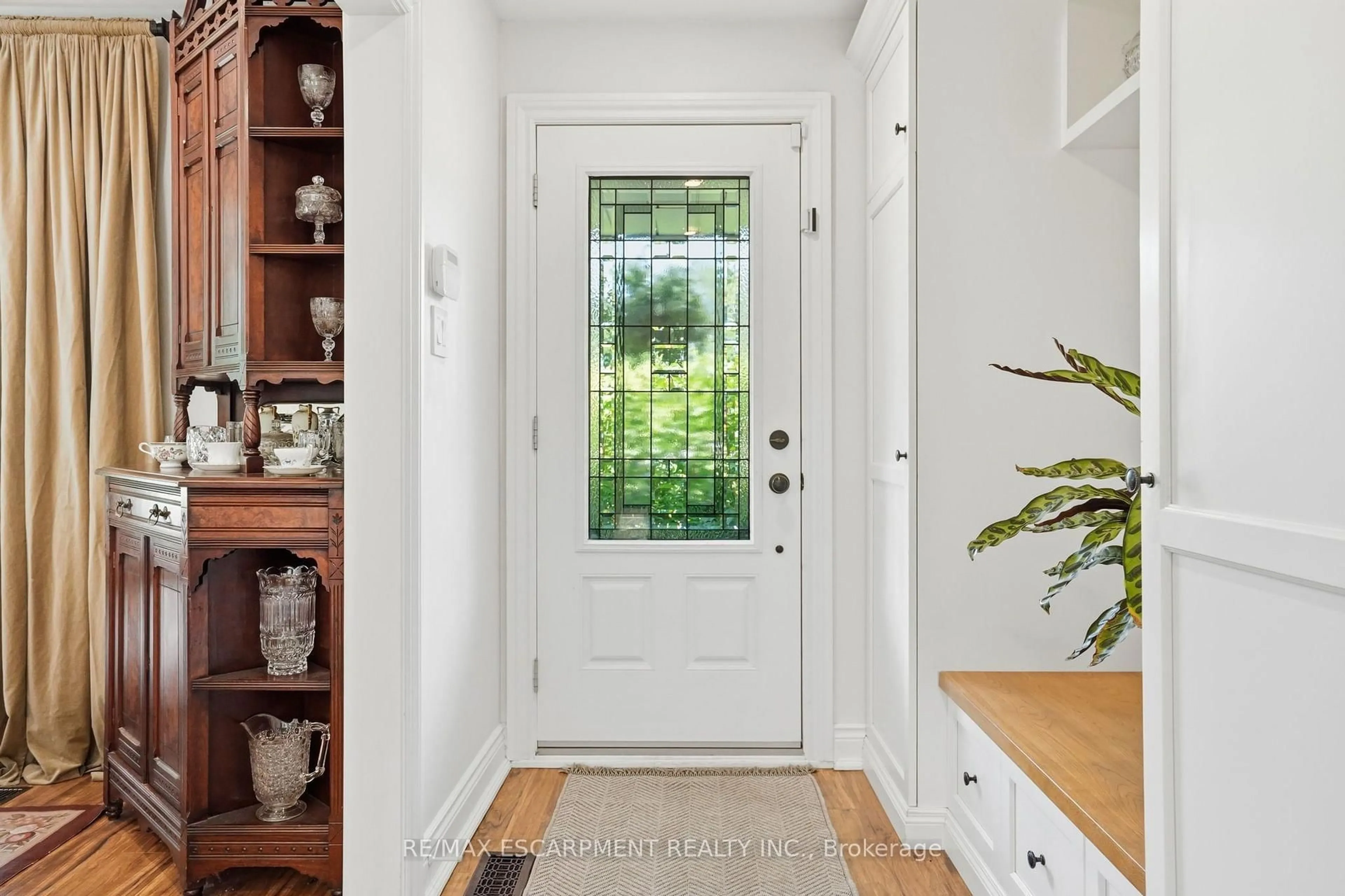 Indoor entryway for 2 Jameson Dr, Hamilton Ontario L9H 5A2