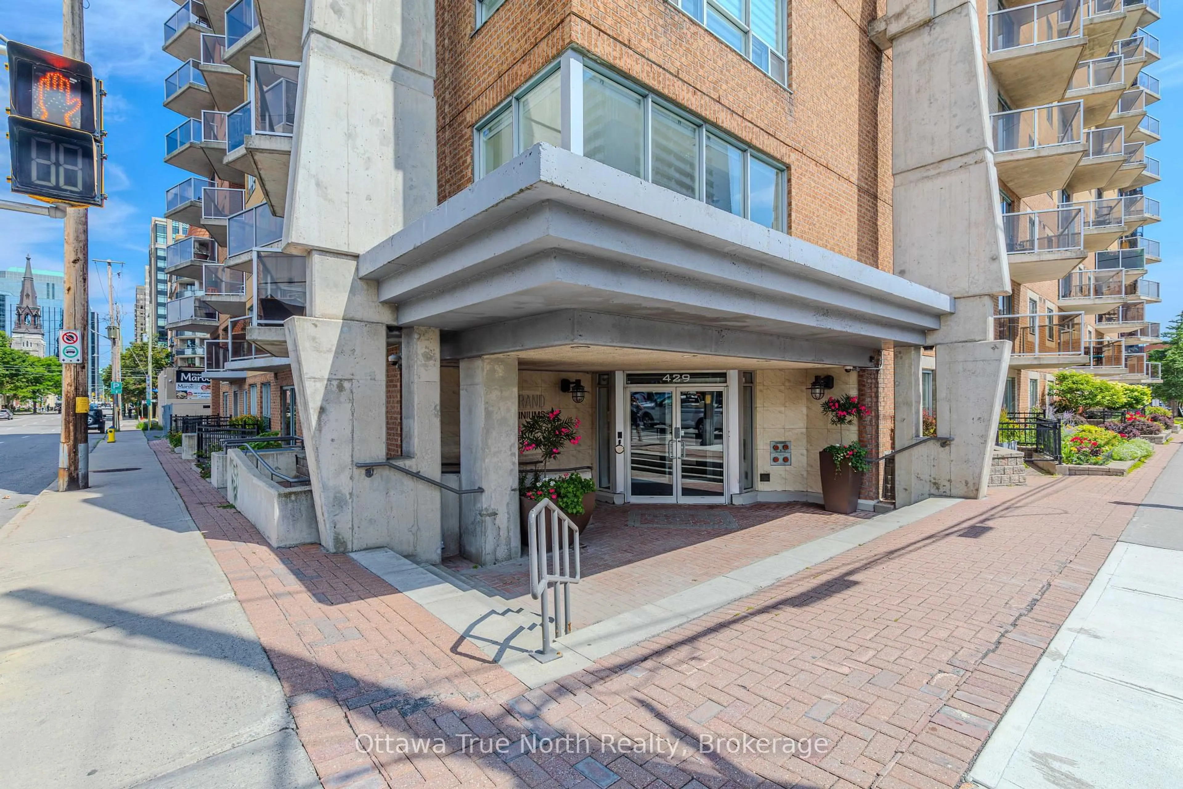 Indoor foyer for 429 Somerset St #507, Ottawa Ontario K2P 2P5