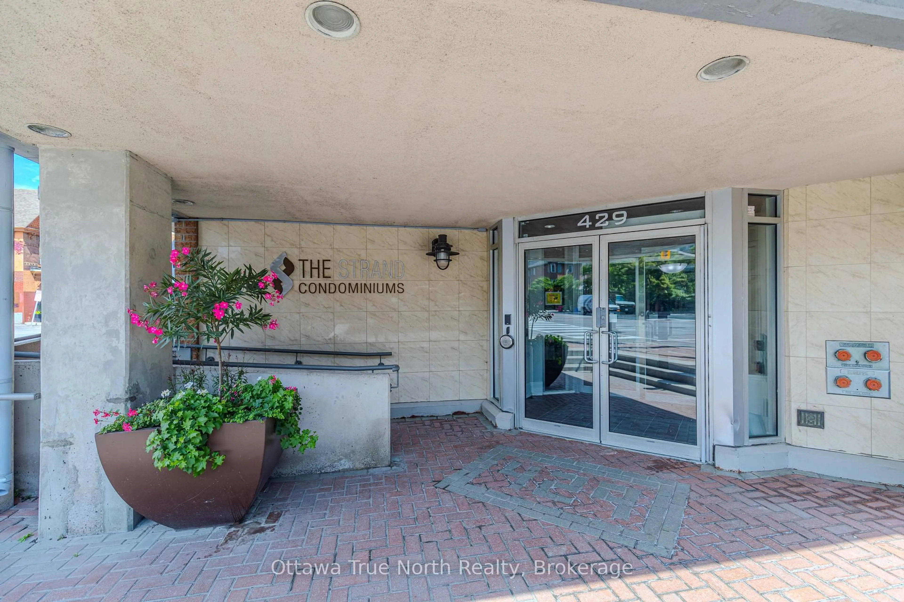 Indoor foyer for 429 Somerset St #507, Ottawa Ontario K2P 2P5