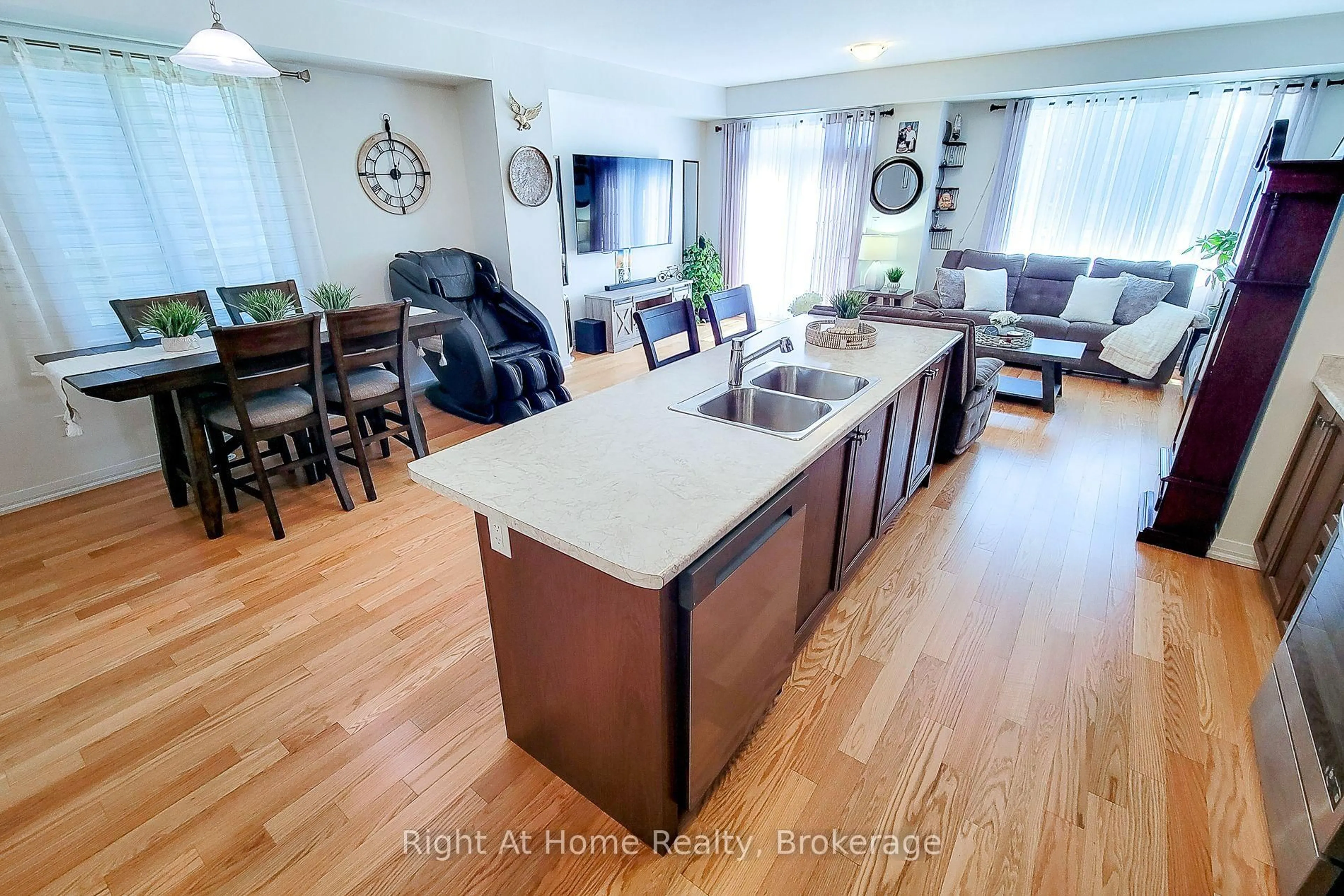Open concept kitchen, unknown for 3 Norwich Cres, Haldimand Ontario N3W 0J3