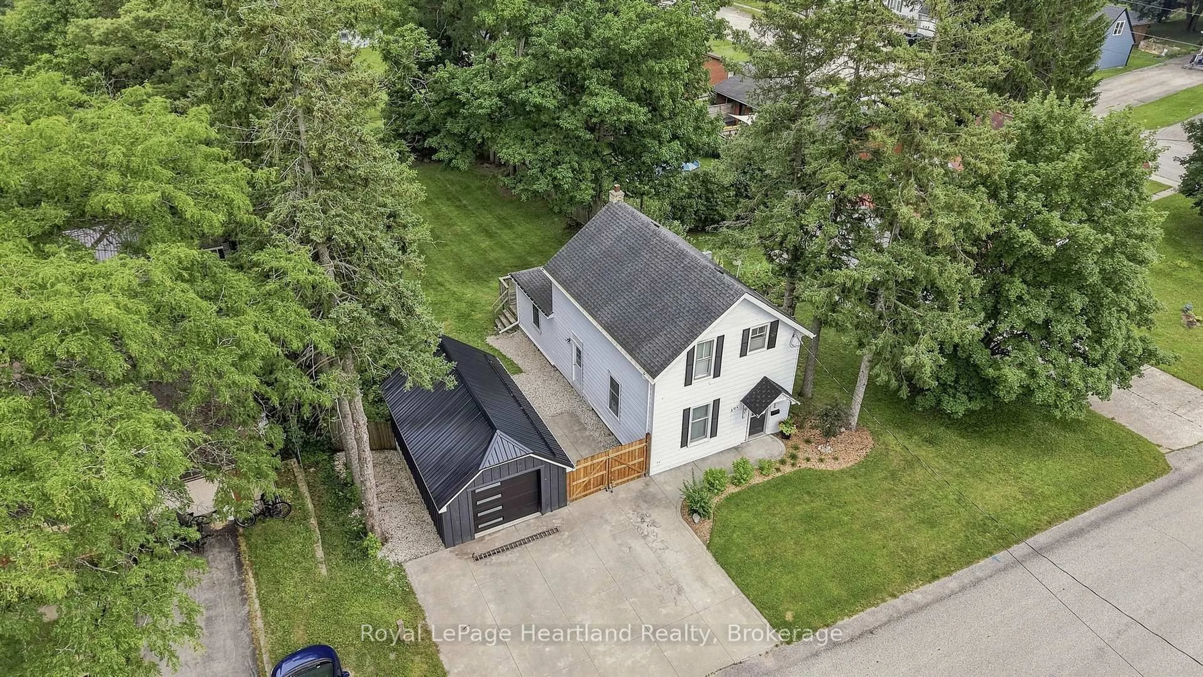 A pic from outside/outdoor area/front of a property/back of a property/a pic from drone, street for 504 MAPLE St, Brockton Ontario N0G 2V0
