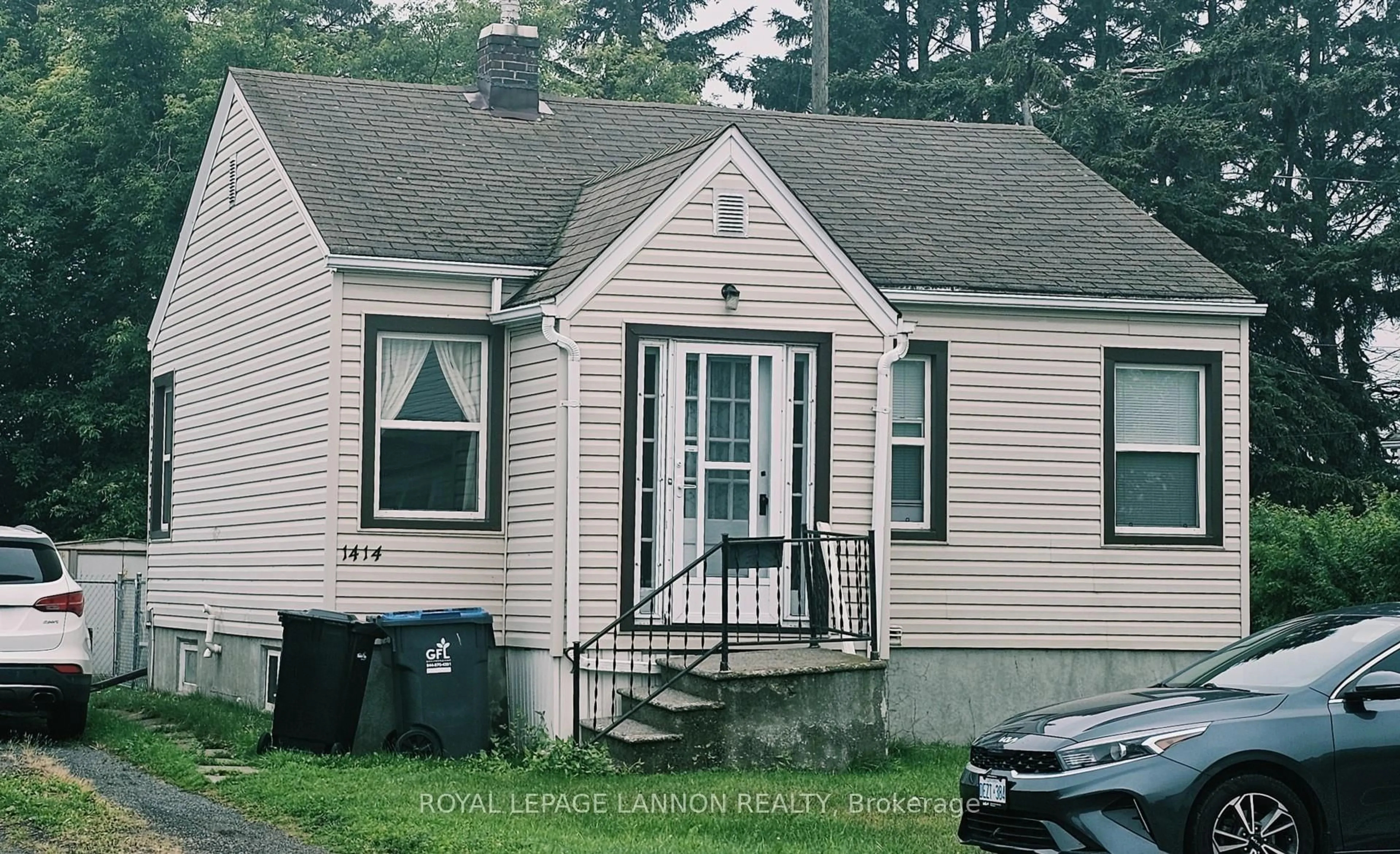 Home with vinyl exterior material, building for 1414 Gore St, Thunder Bay Ontario P7E 3T9