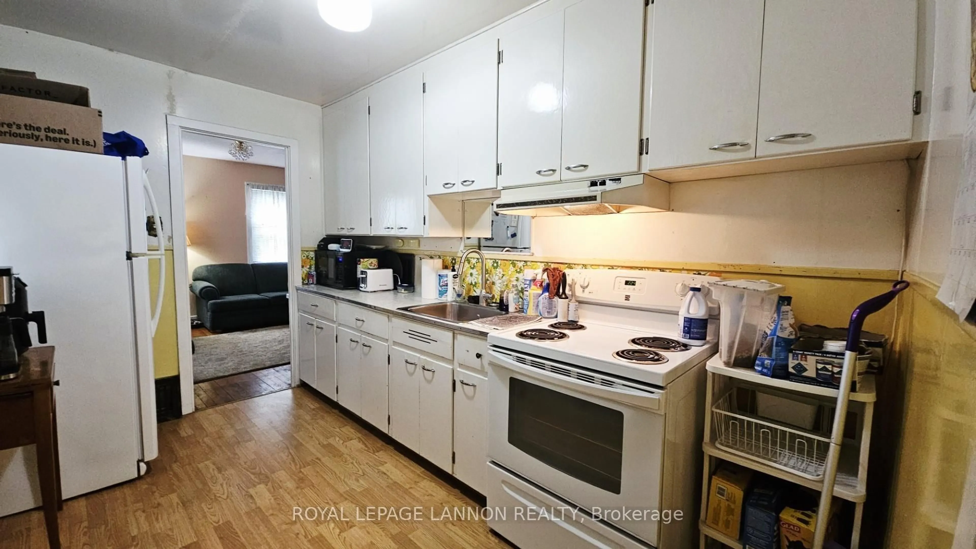 Standard kitchen, wood/laminate floor for 1414 Gore St, Thunder Bay Ontario P7E 3T9