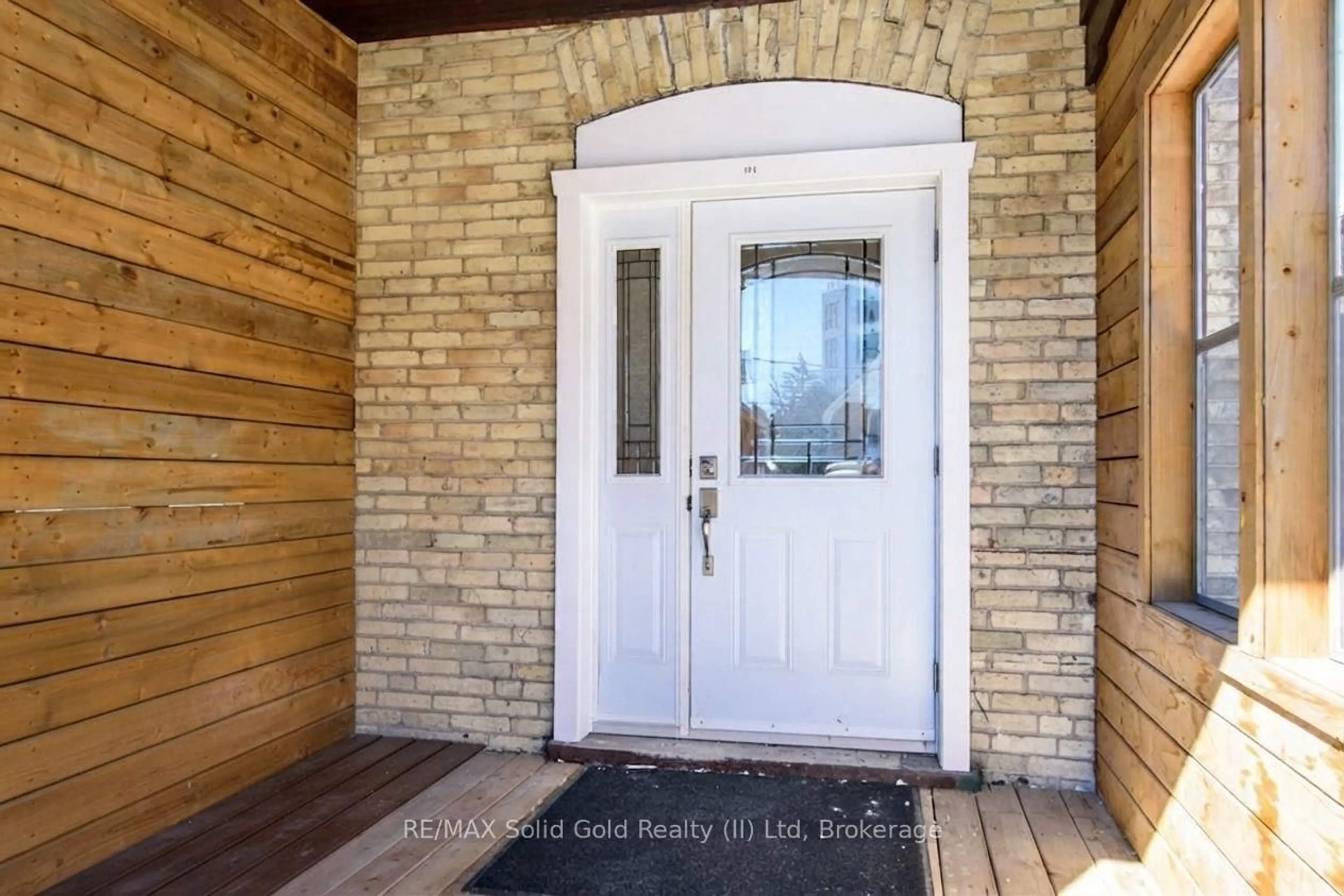 Indoor entryway for 10 Shanley St, Kitchener Ontario N2H 5N8