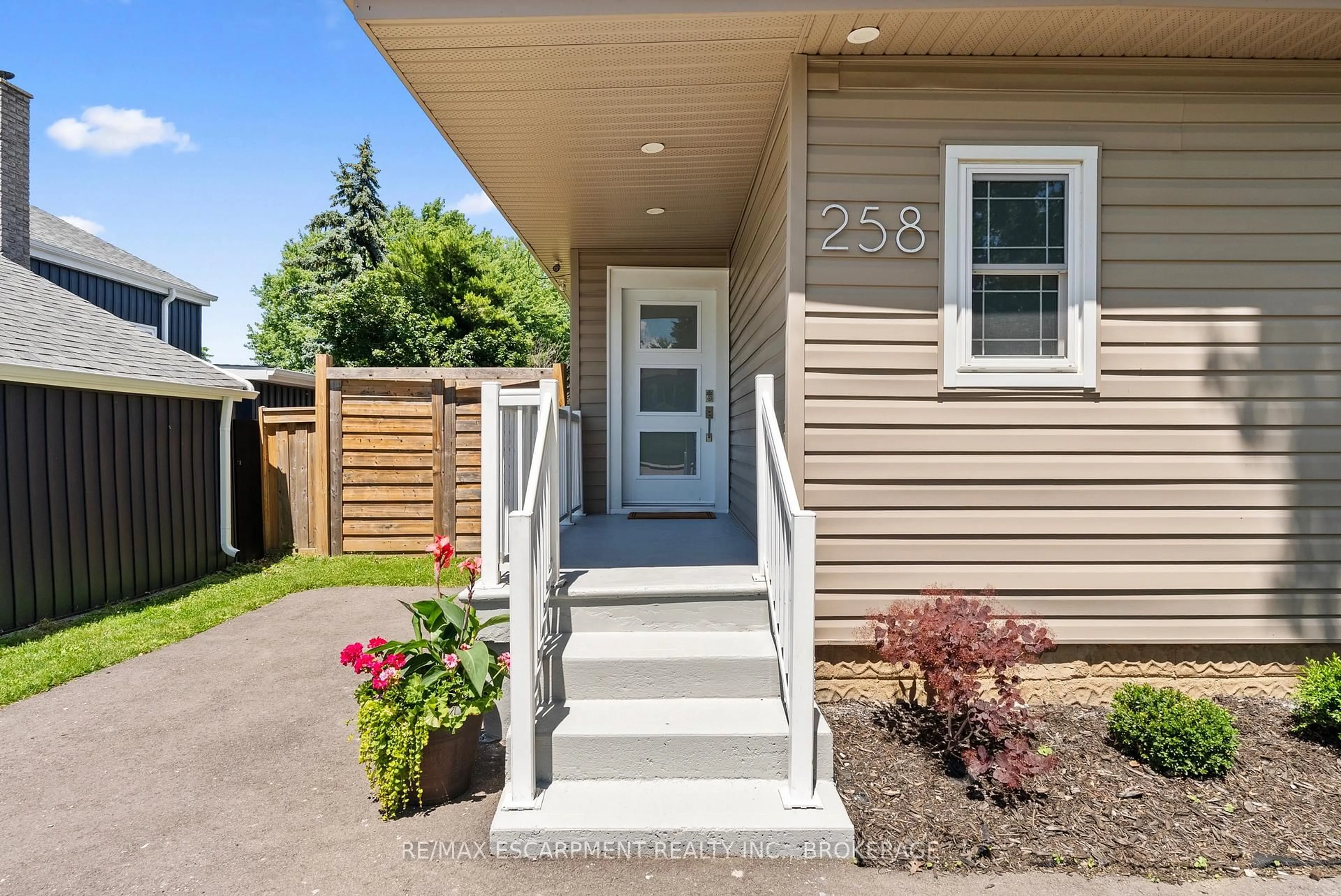 Home with vinyl exterior material, street for 258 Sanatorium Rd, Hamilton Ontario L9C 1Z9
