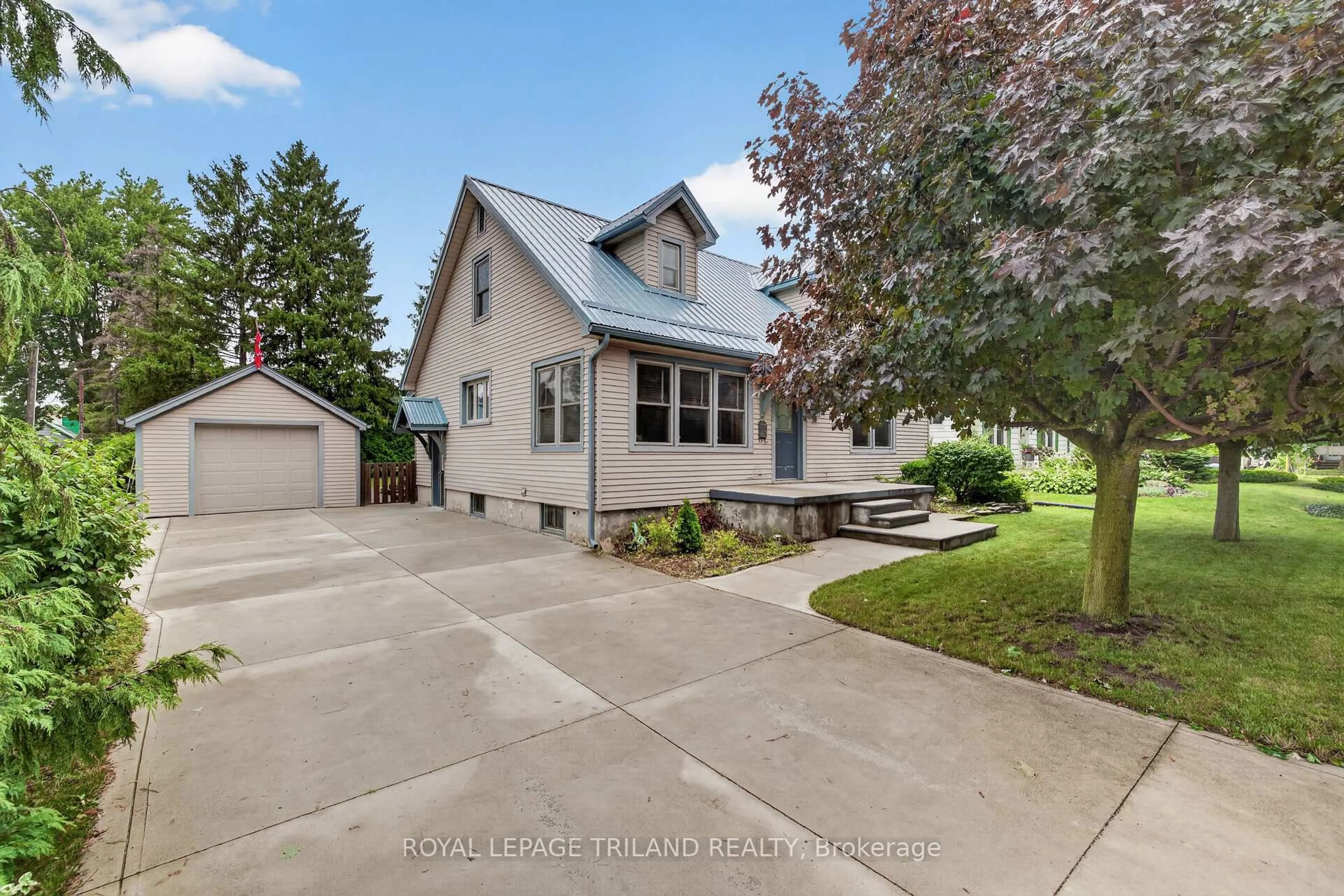 A pic from outside/outdoor area/front of a property/back of a property/a pic from drone, street for 11 Maple St, Aylmer Ontario N5H 1B6