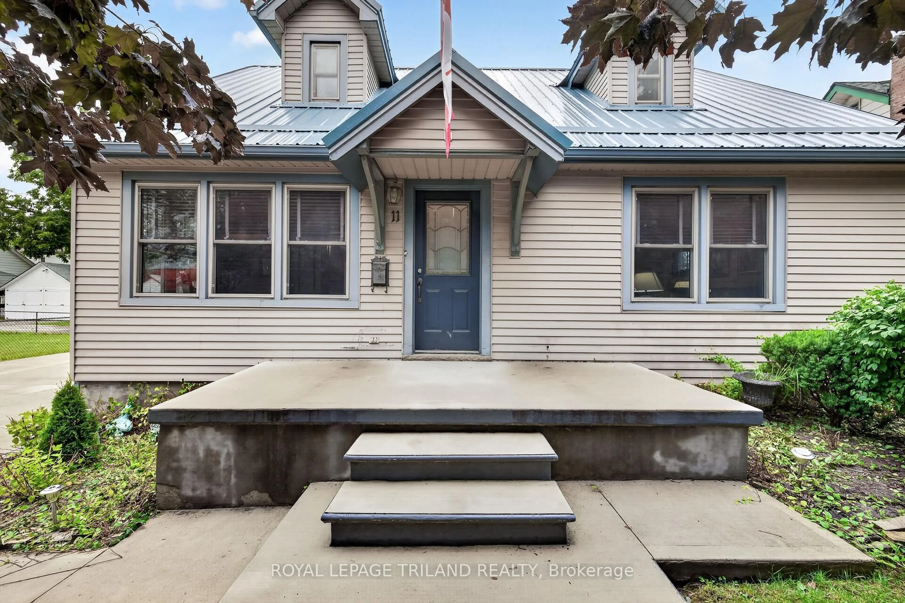 Home with vinyl exterior material, street for 11 Maple St, Aylmer Ontario N5H 1B6