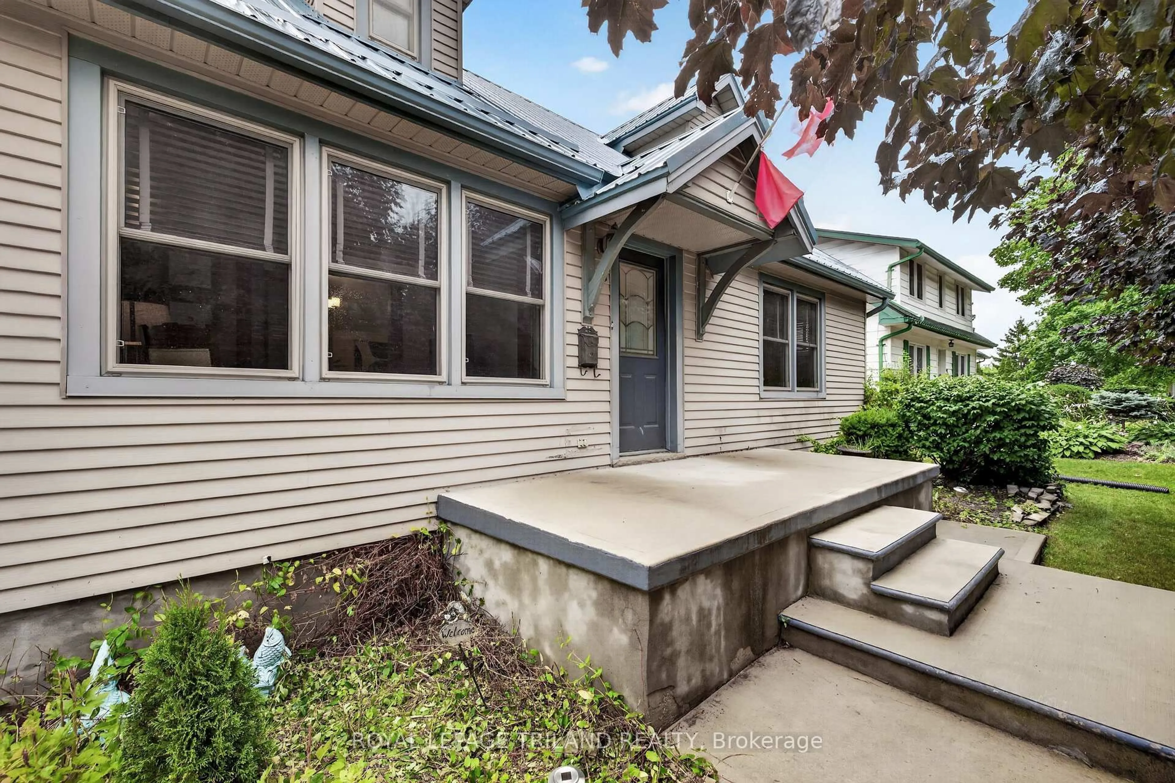 Home with vinyl exterior material, street for 11 Maple St, Aylmer Ontario N5H 1B6