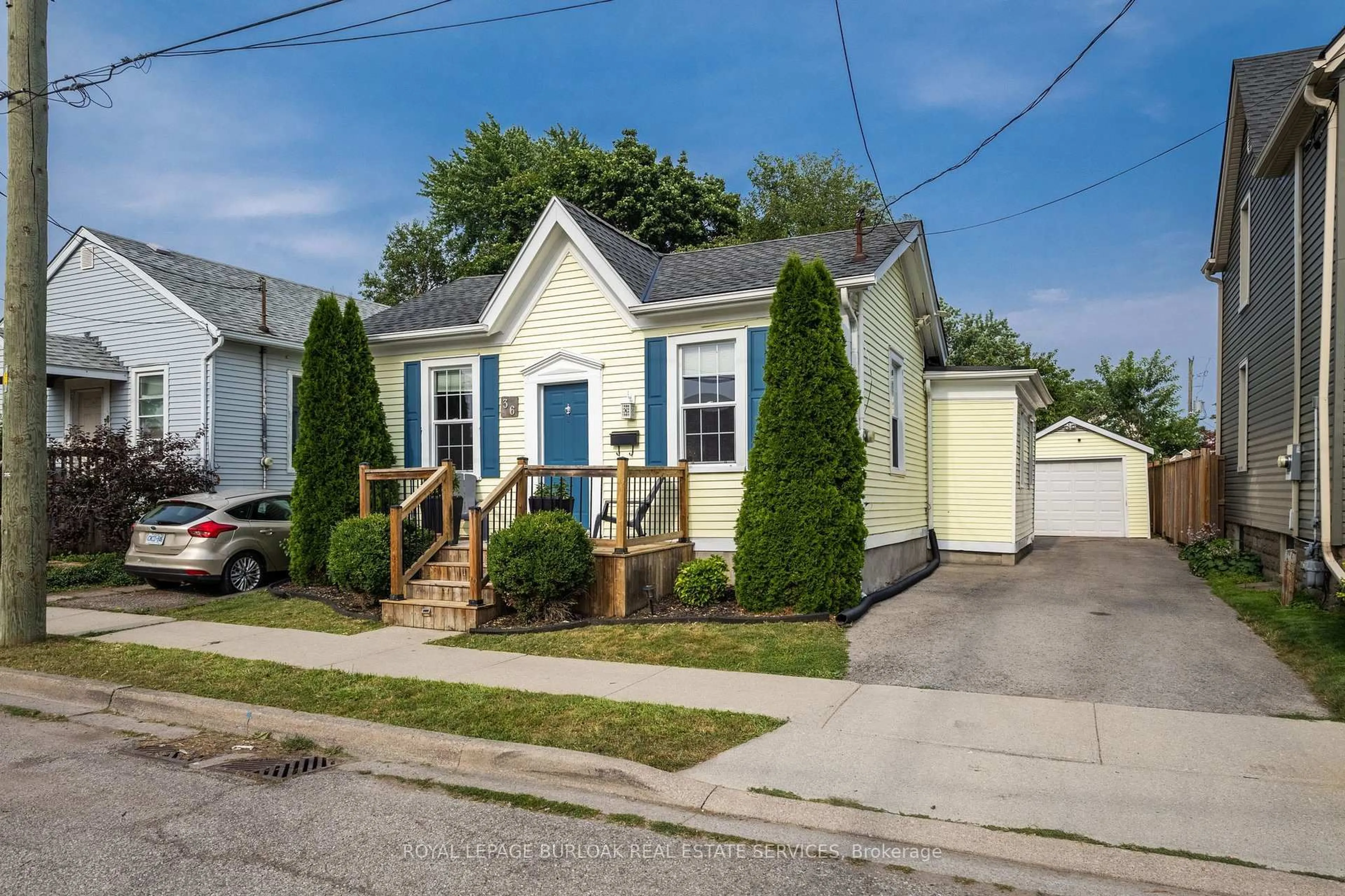 Home with vinyl exterior material, street for 36 Woodland Ave, St. Catharines Ontario L2R 5A2