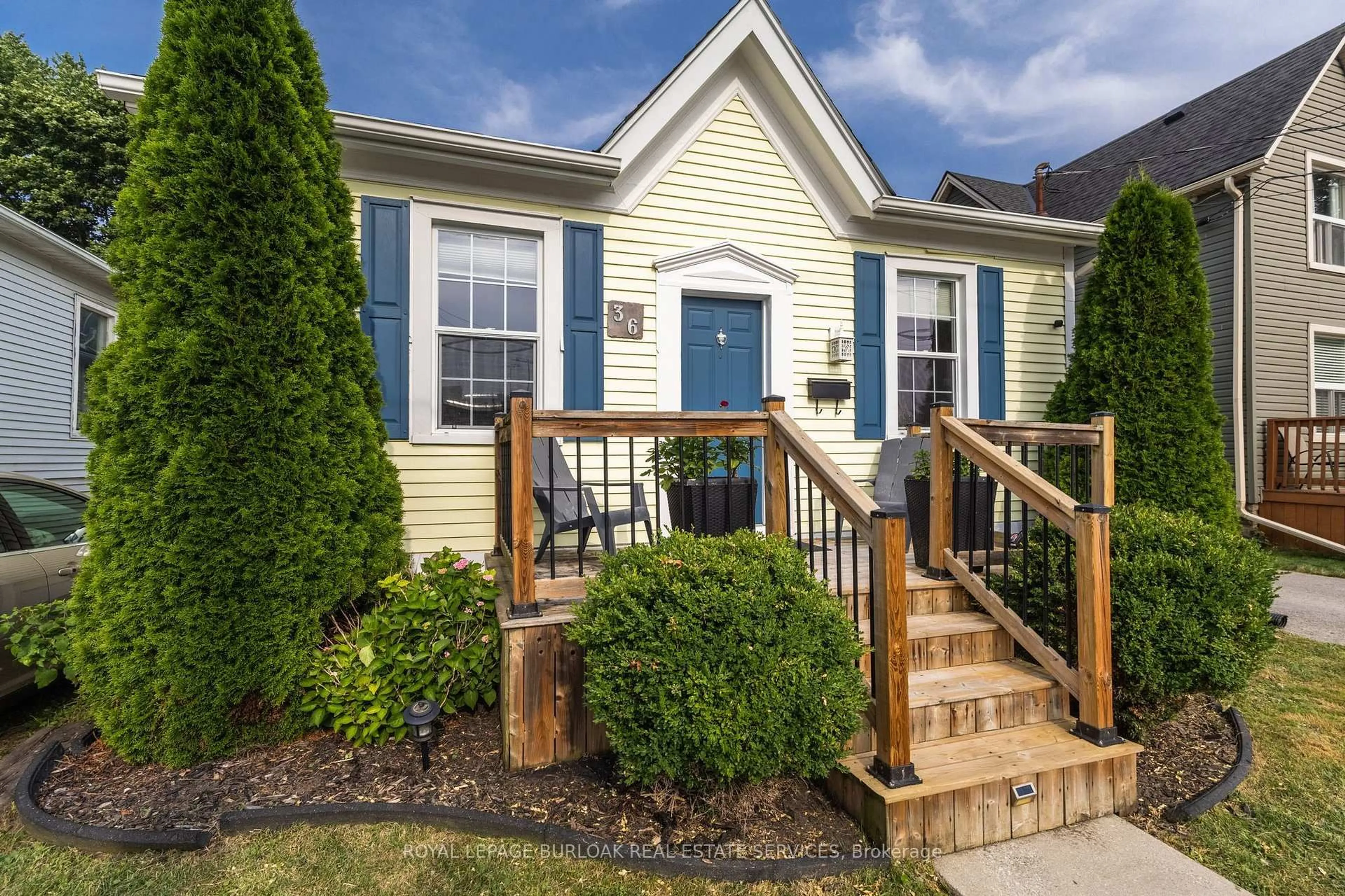 Home with vinyl exterior material, street for 36 Woodland Ave, St. Catharines Ontario L2R 5A2