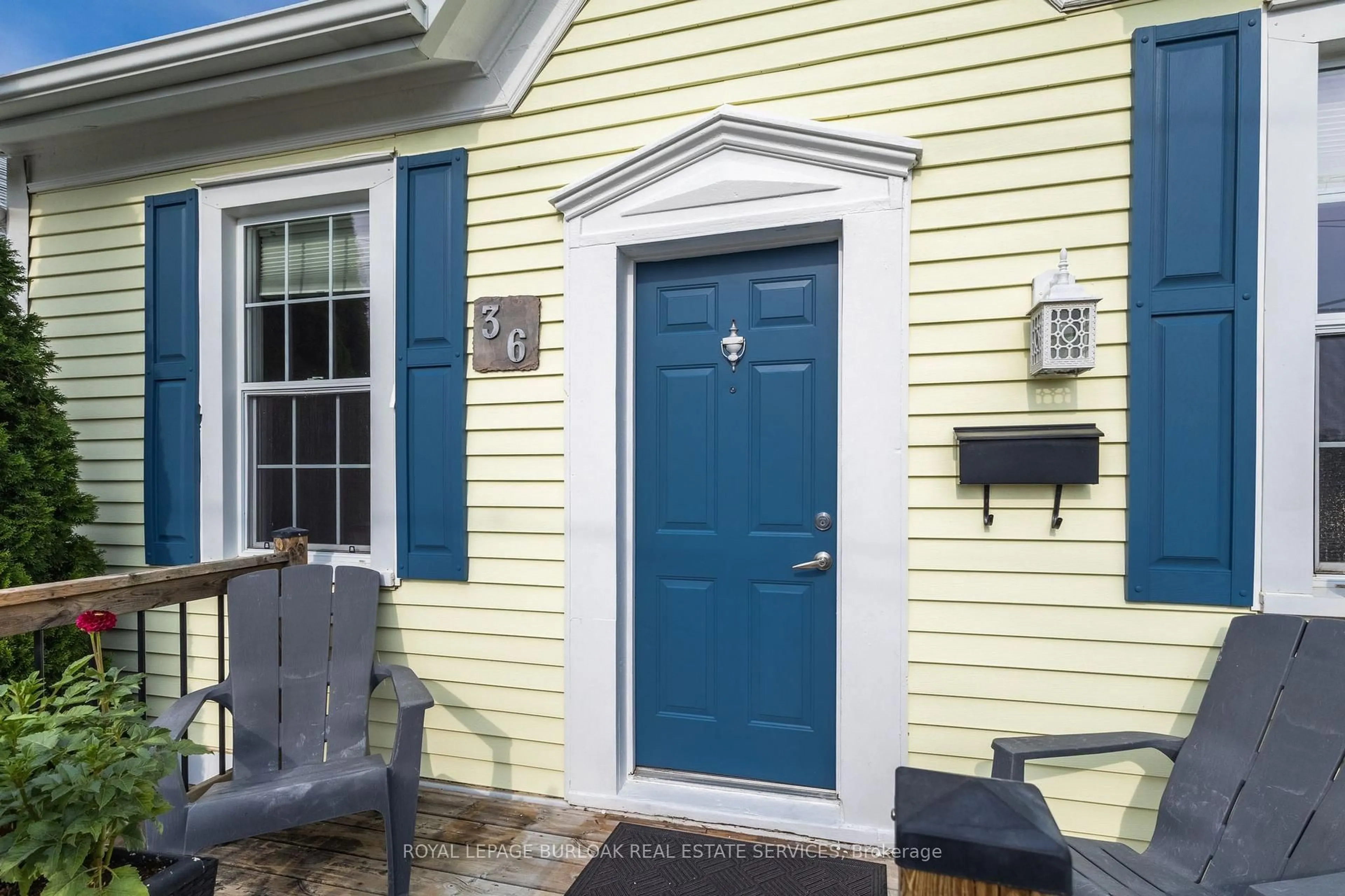 Indoor entryway for 36 Woodland Ave, St. Catharines Ontario L2R 5A2