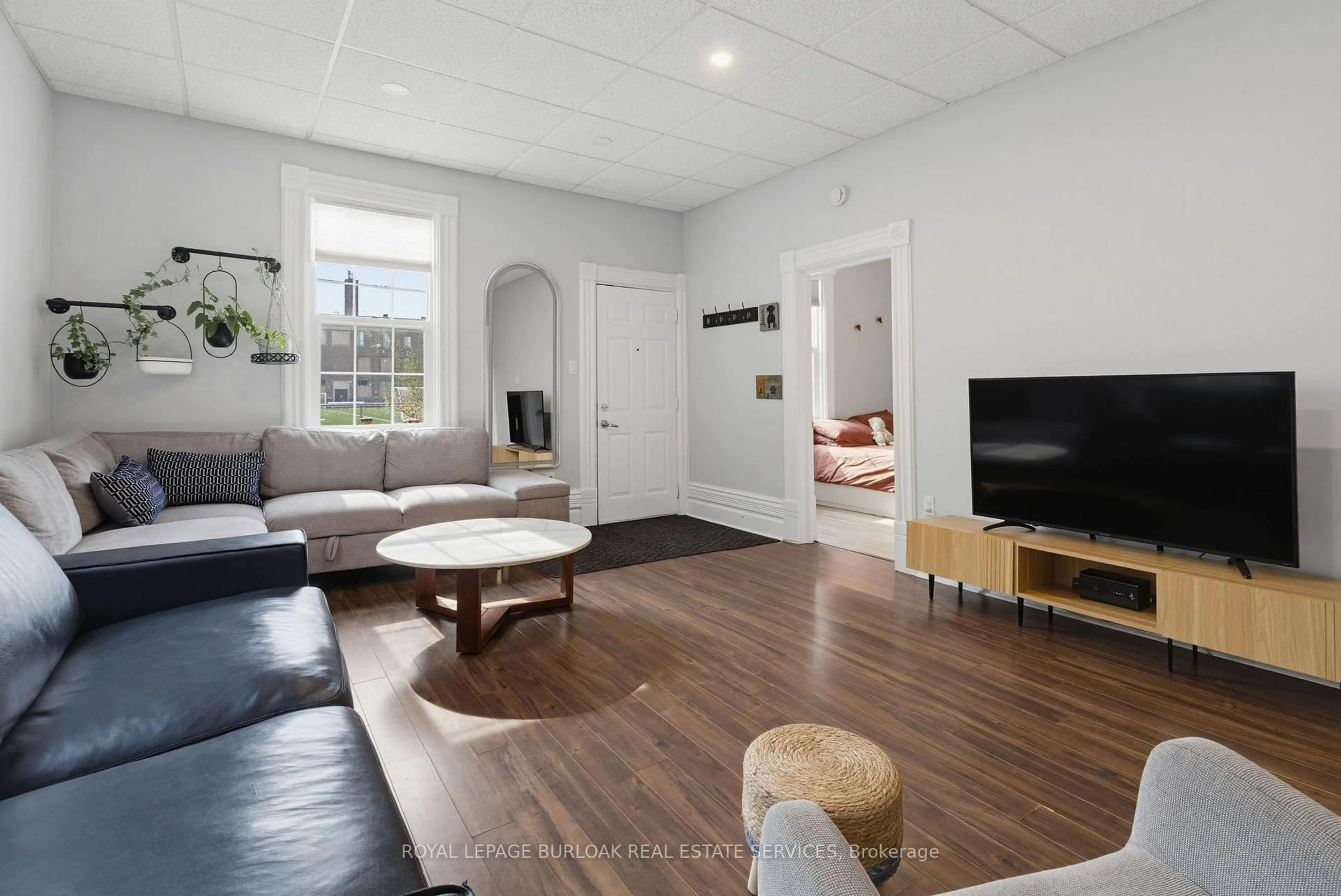 Living room with furniture, unknown for 36 Woodland Ave, St. Catharines Ontario L2R 5A2