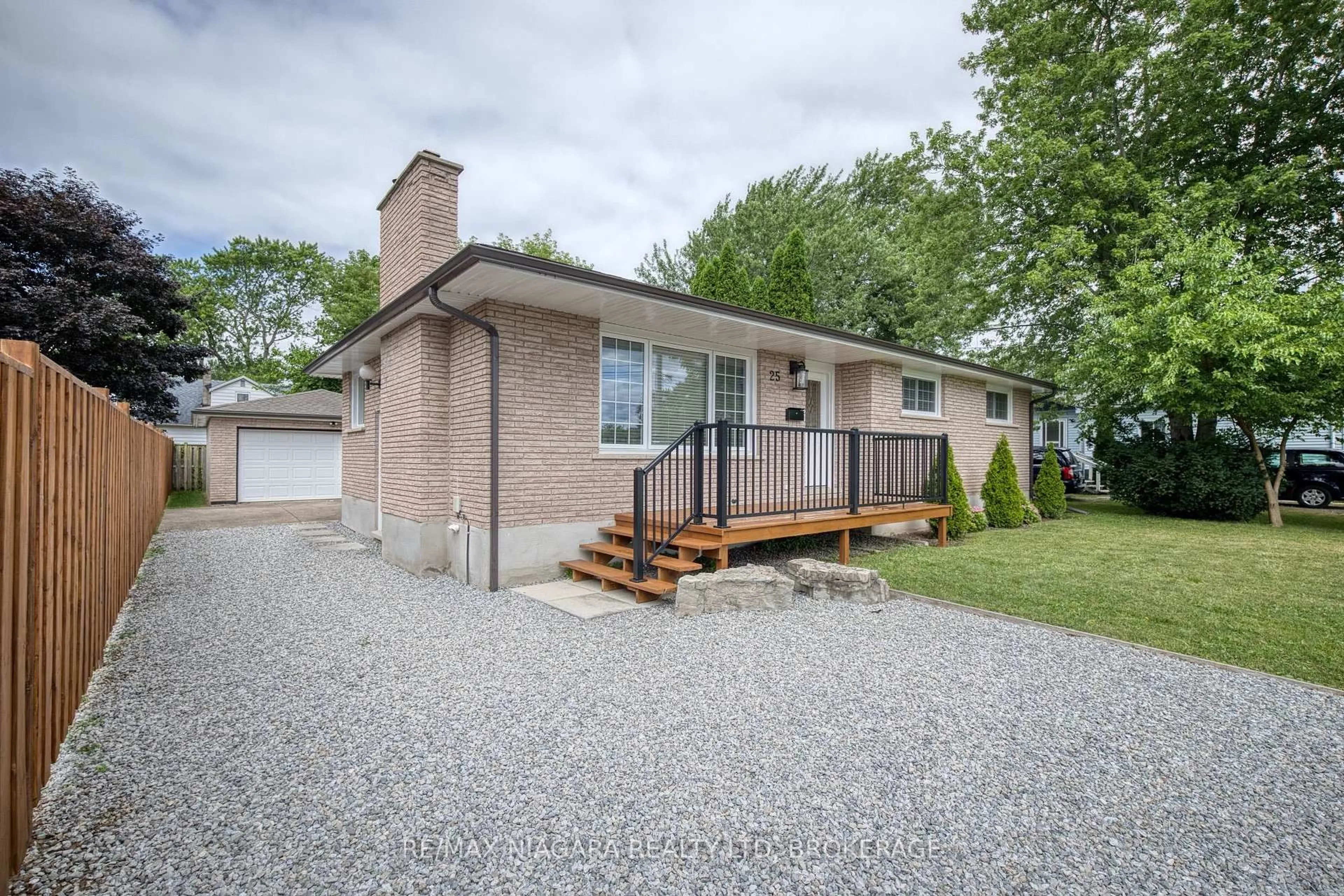 Home with brick exterior material, street for 25 Rice Rd, Welland Ontario L3C 2V4