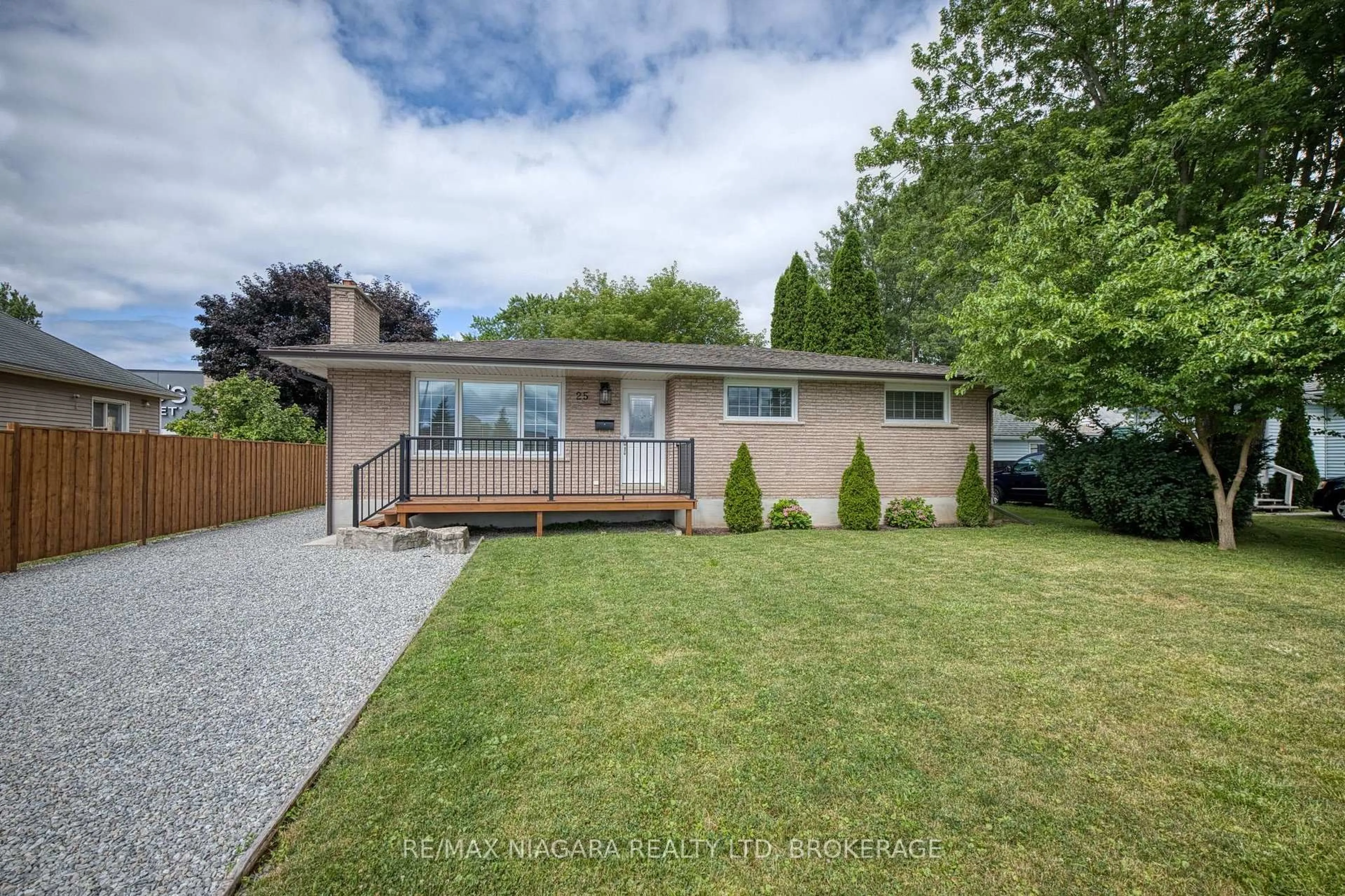 A pic from outside/outdoor area/front of a property/back of a property/a pic from drone, street for 25 Rice Rd, Welland Ontario L3C 2V4