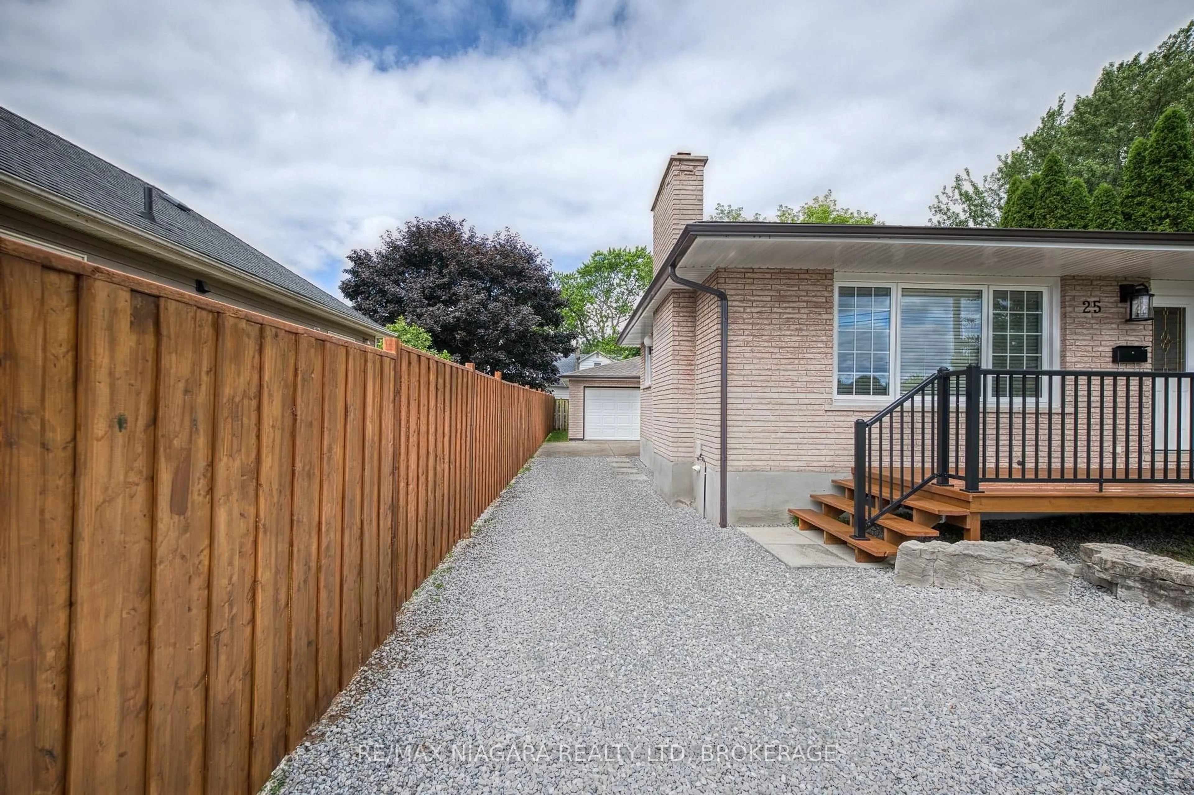 Patio, street for 25 Rice Rd, Welland Ontario L3C 2V4