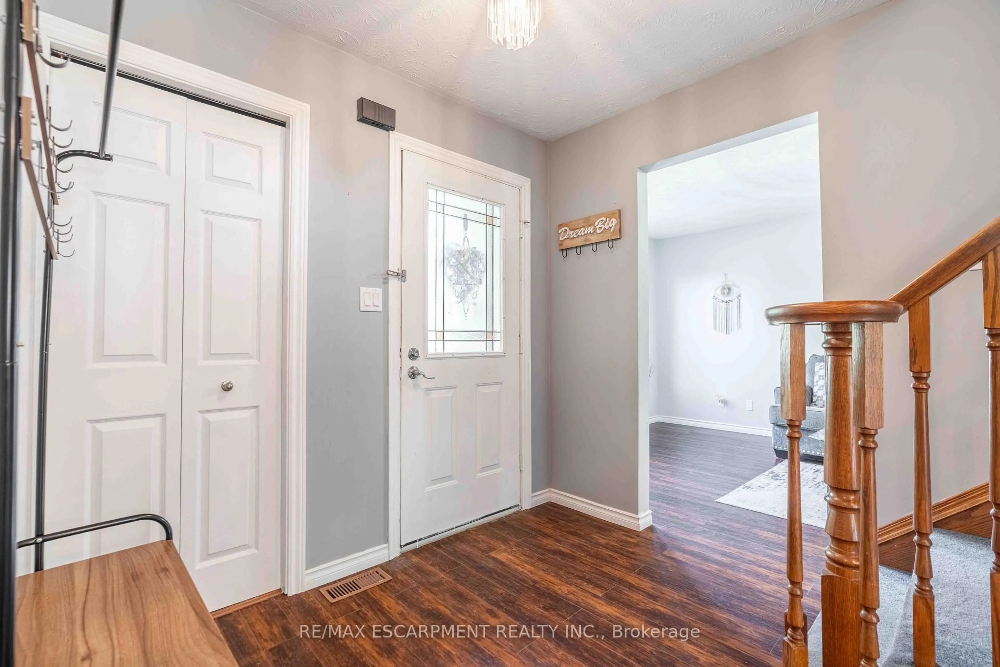 Indoor entryway for 54 SELKIRK St, Haldimand Ontario N3W 1J4