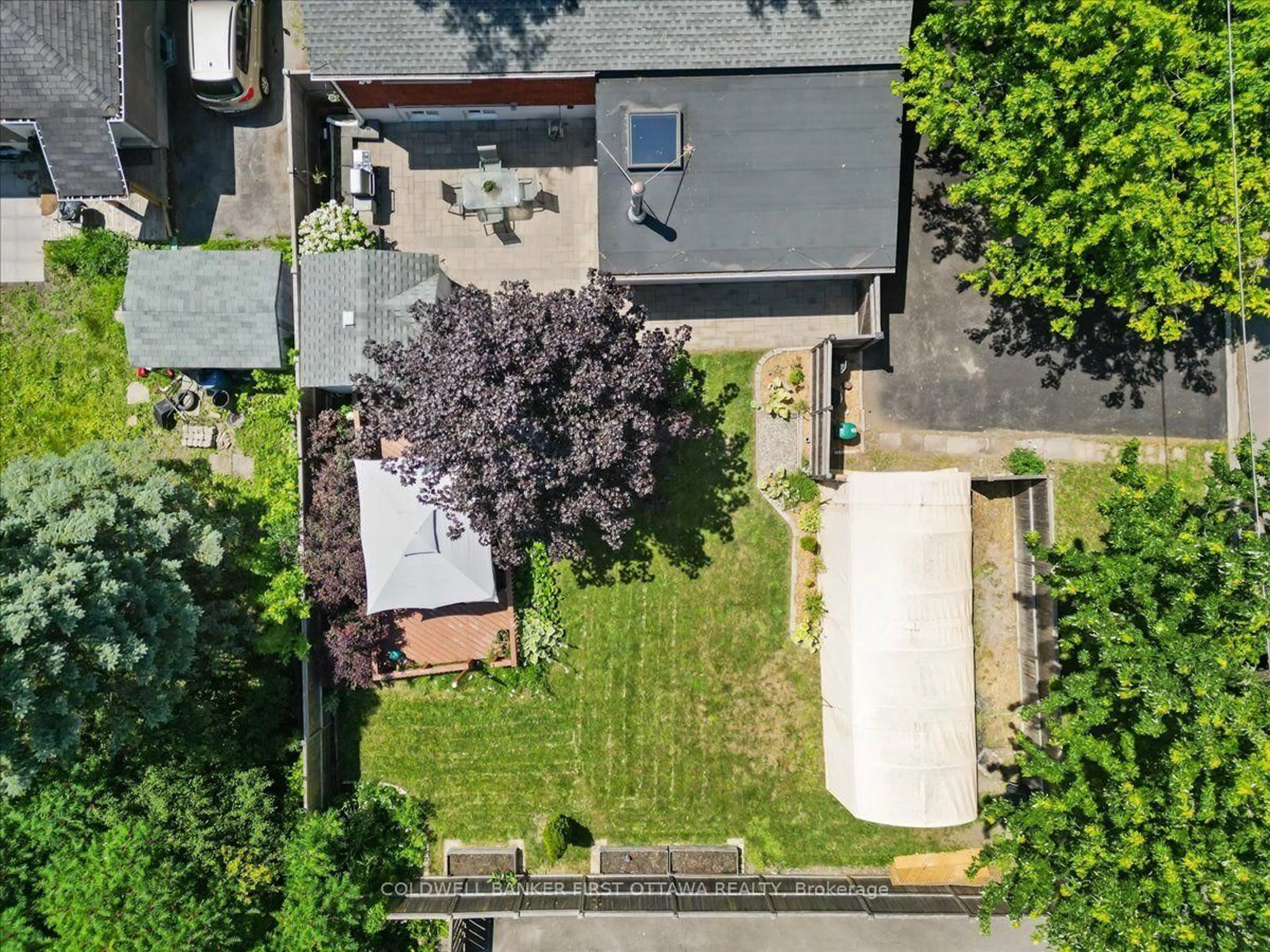 A pic from outside/outdoor area/front of a property/back of a property/a pic from drone, street for 881 BLAIR Rd, Ottawa Ontario K1J 7M7