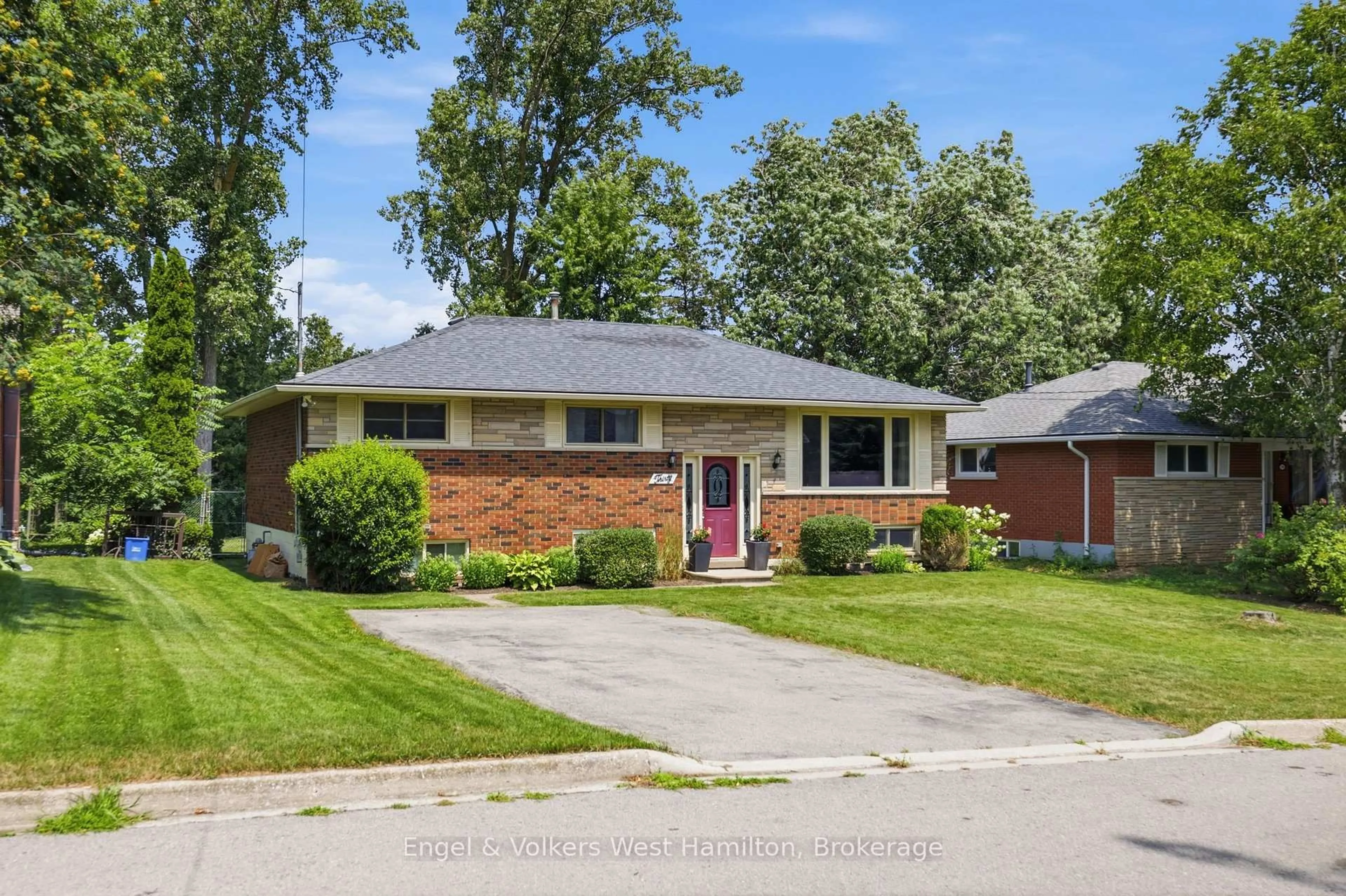 Home with brick exterior material, street for 30 Laird St, Haldimand Ontario N3W 1G3