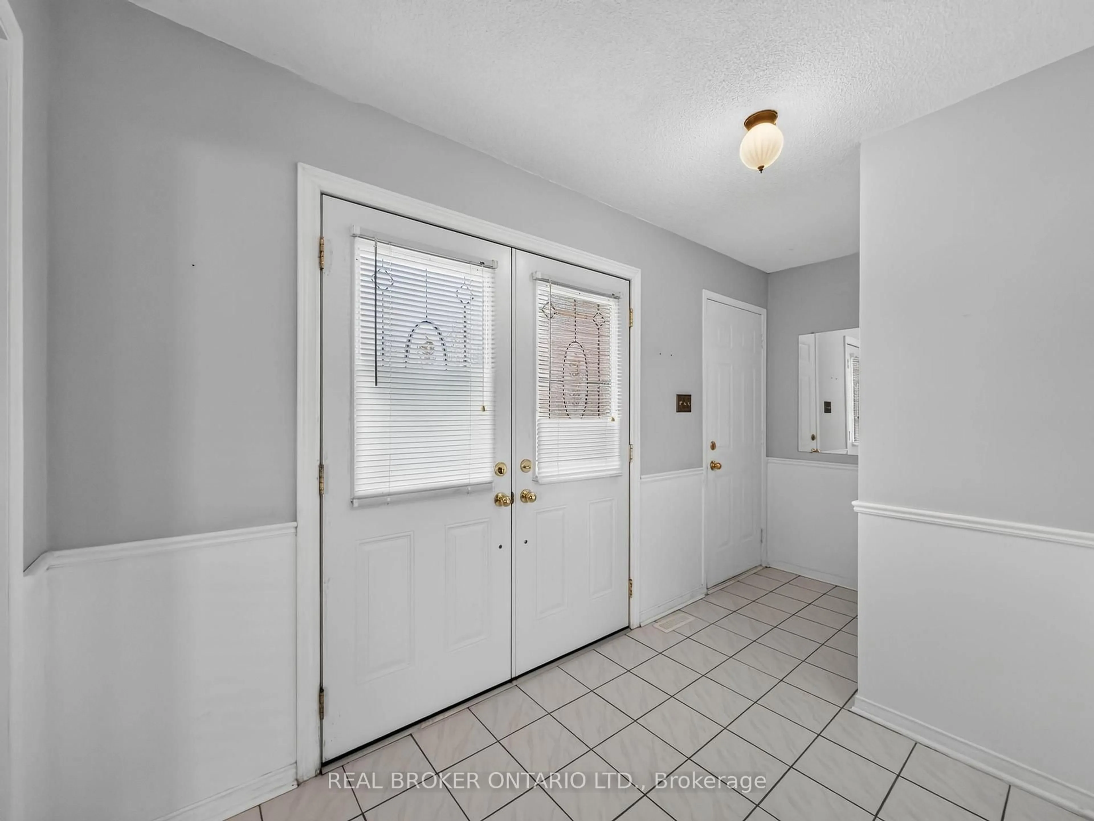 Indoor entryway for 60 Attwood Dr, Cambridge Ontario N1T 1L4