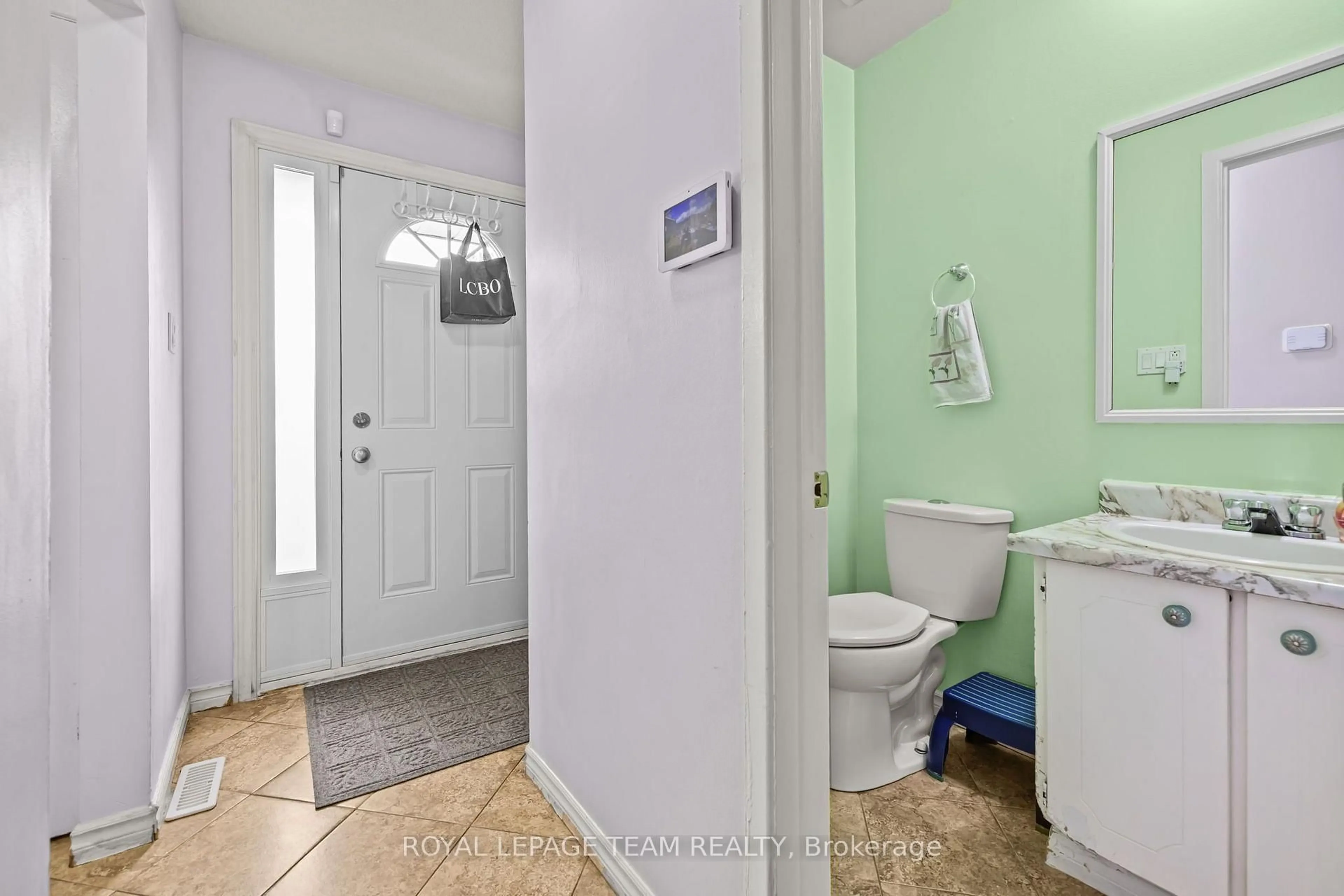 Standard bathroom, ceramic/tile floor for 11E FOXHILL Way, Ottawa Ontario K2J 1P3