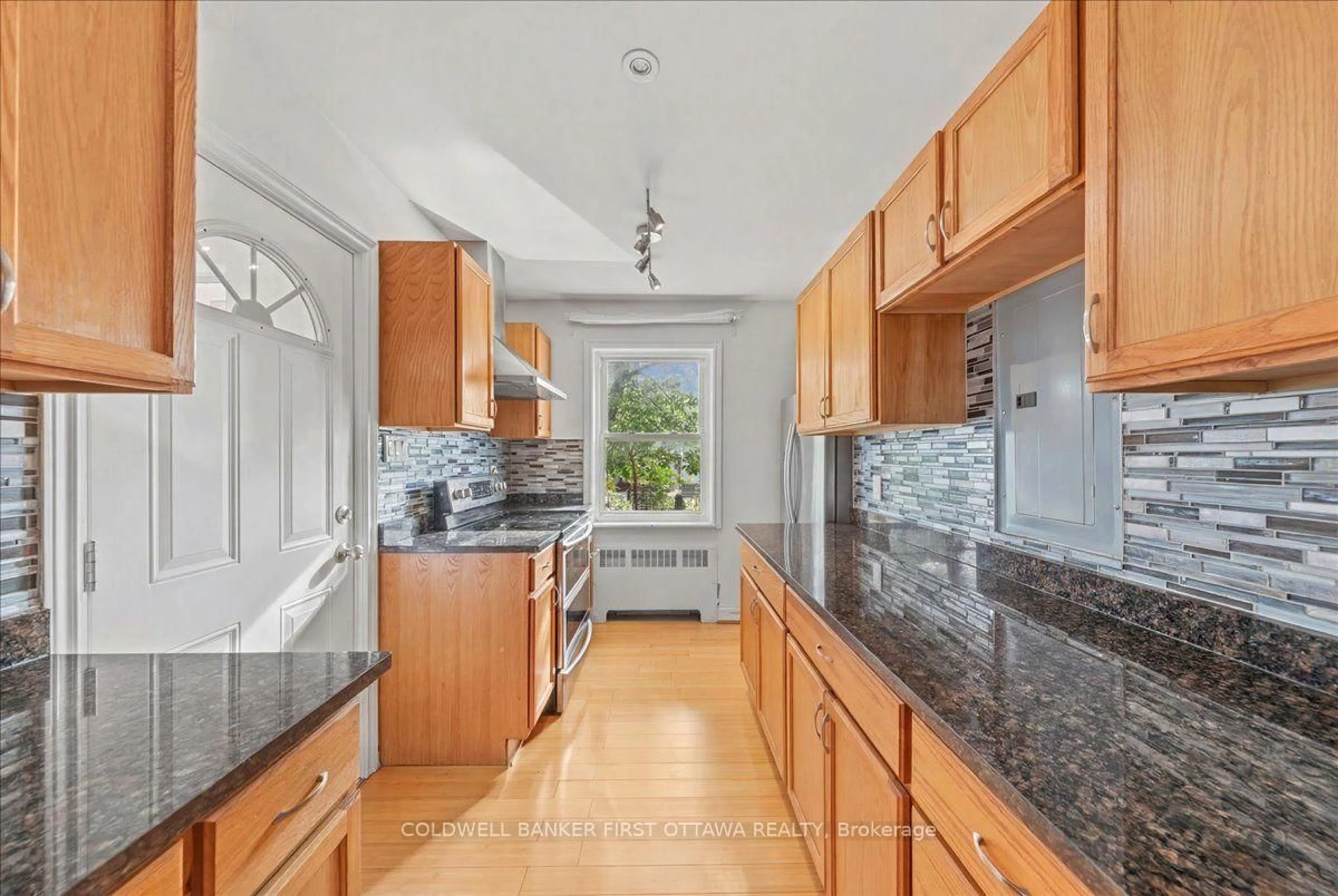 Standard kitchen, ceramic/tile floor for 20 PRIMROSE Ave, Ottawa Ontario K1R 6L6