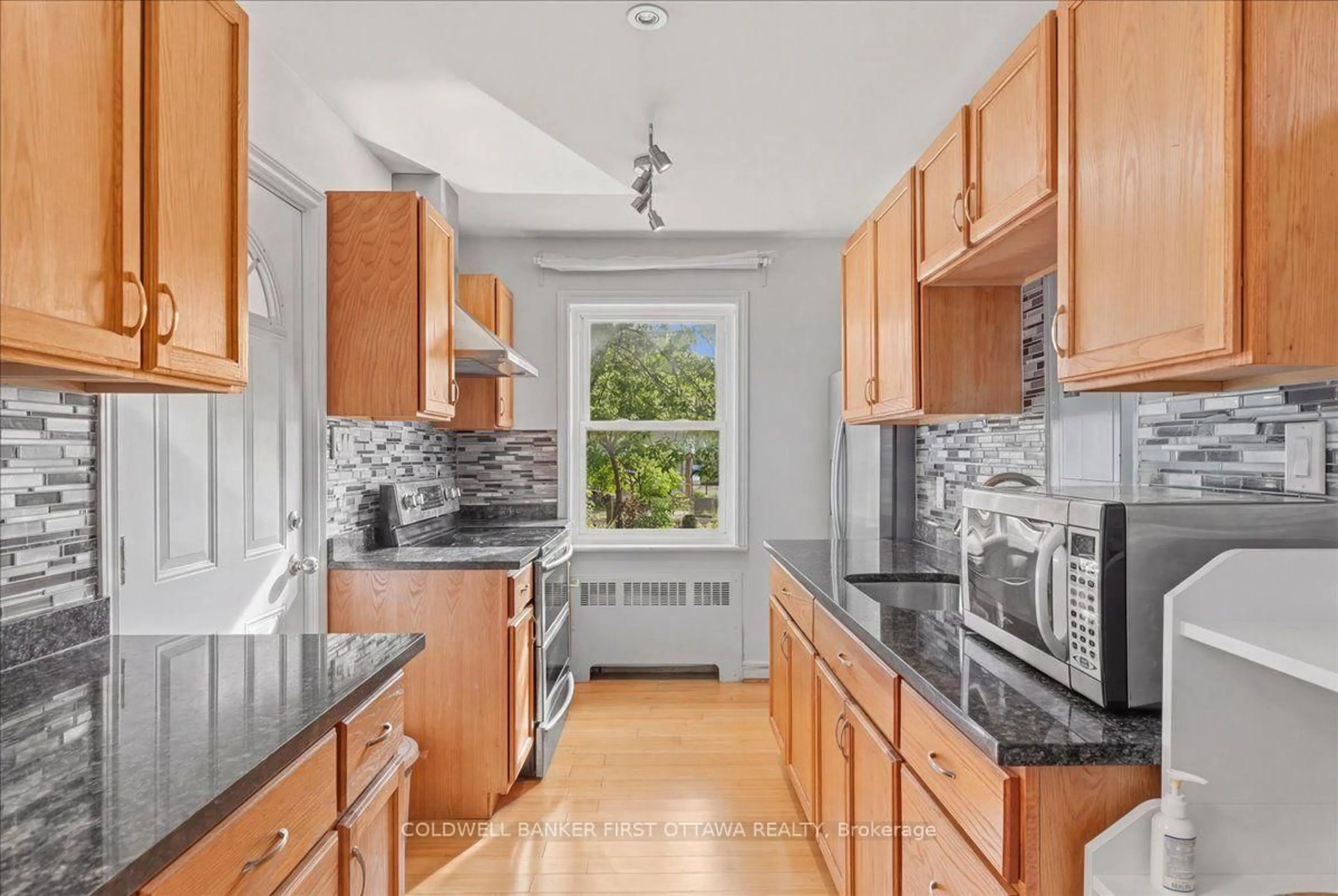 Standard kitchen, ceramic/tile floor for 20 PRIMROSE Ave, Ottawa Ontario K1R 6L6