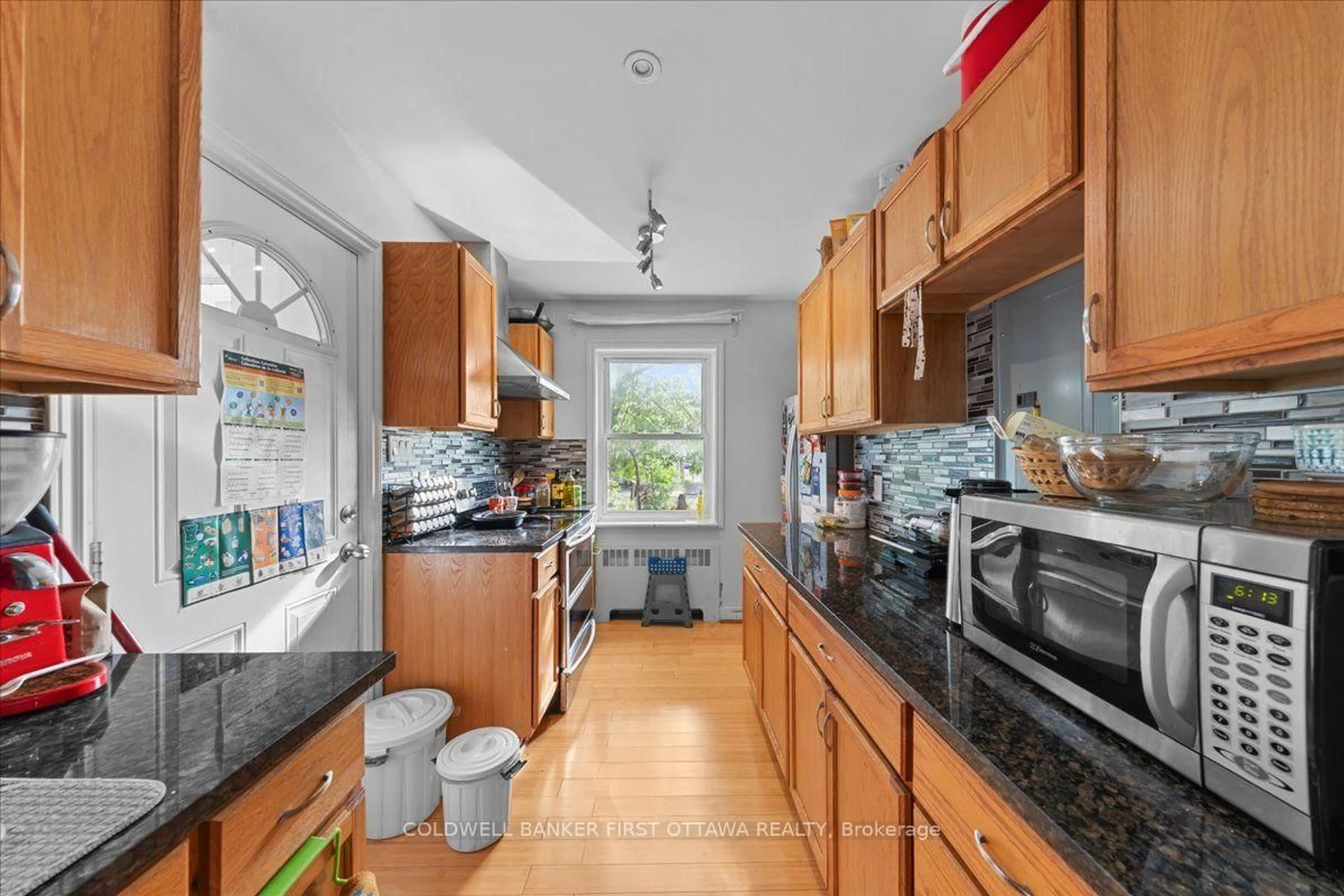Standard kitchen, ceramic/tile floor for 20 PRIMROSE Ave, Ottawa Ontario K1R 6L6