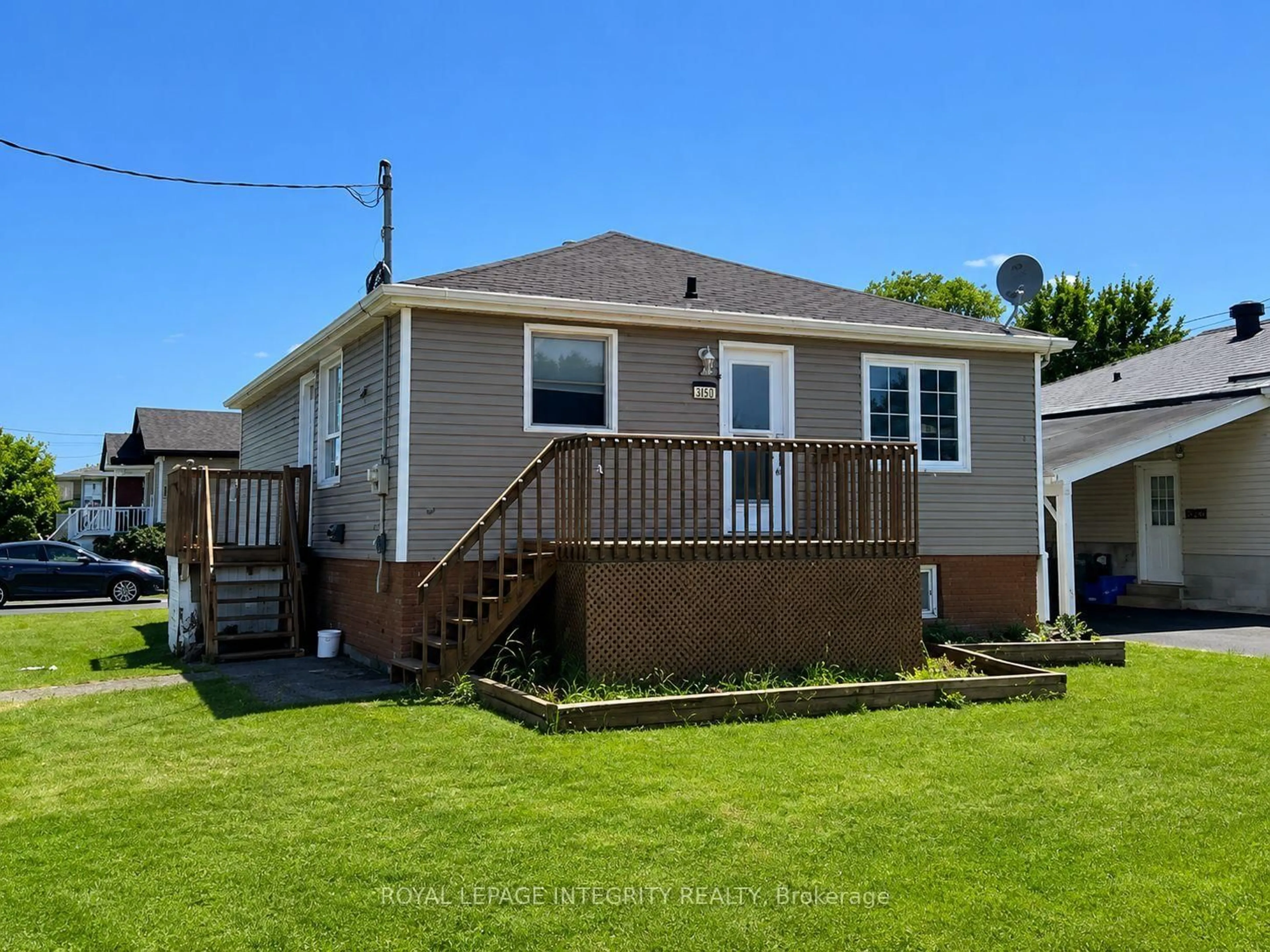 Home with vinyl exterior material, street for 607 12th St, Cornwall Ontario K6H 3B2