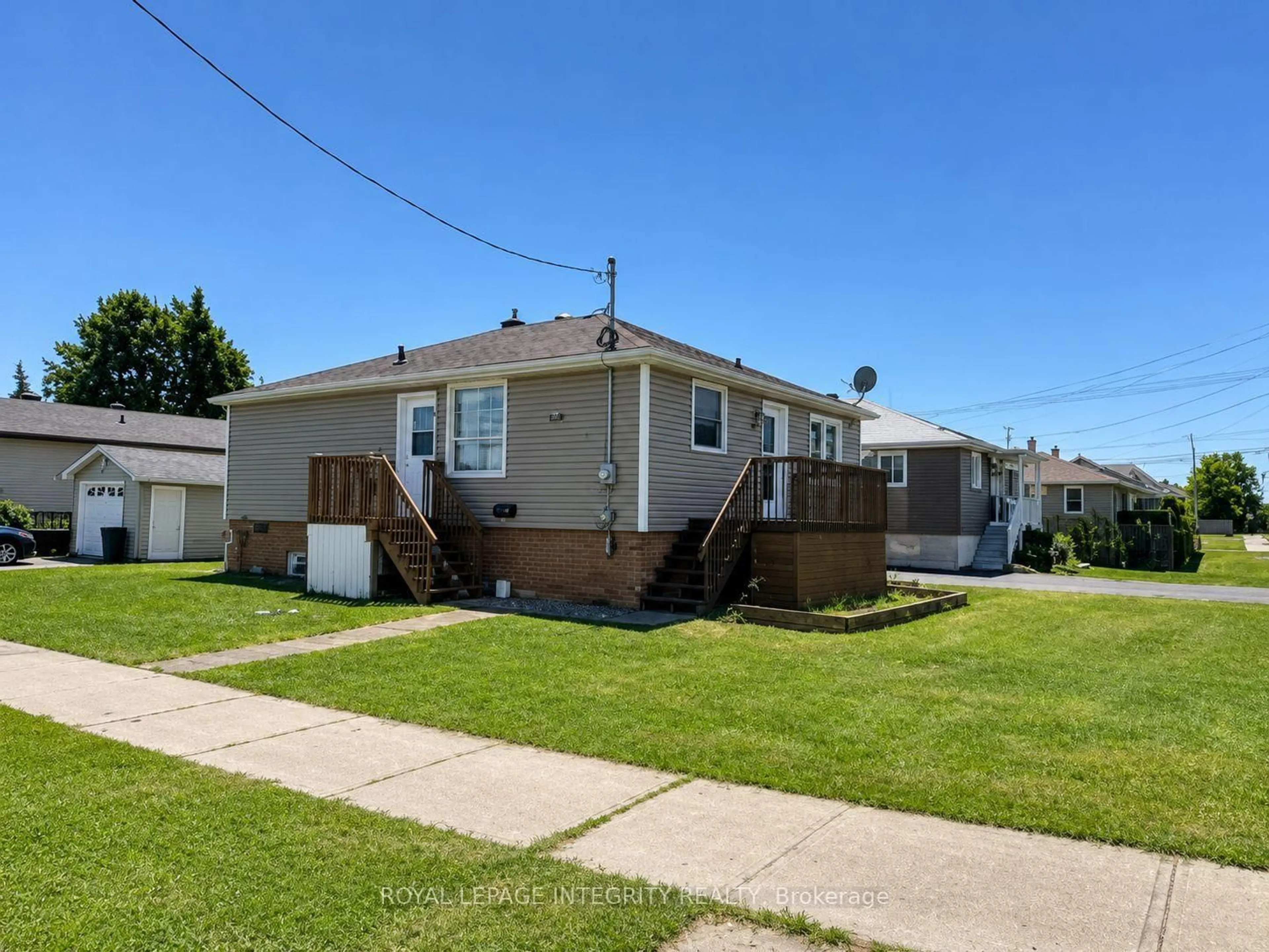 Home with vinyl exterior material, street for 607 12th St, Cornwall Ontario K6H 3B2