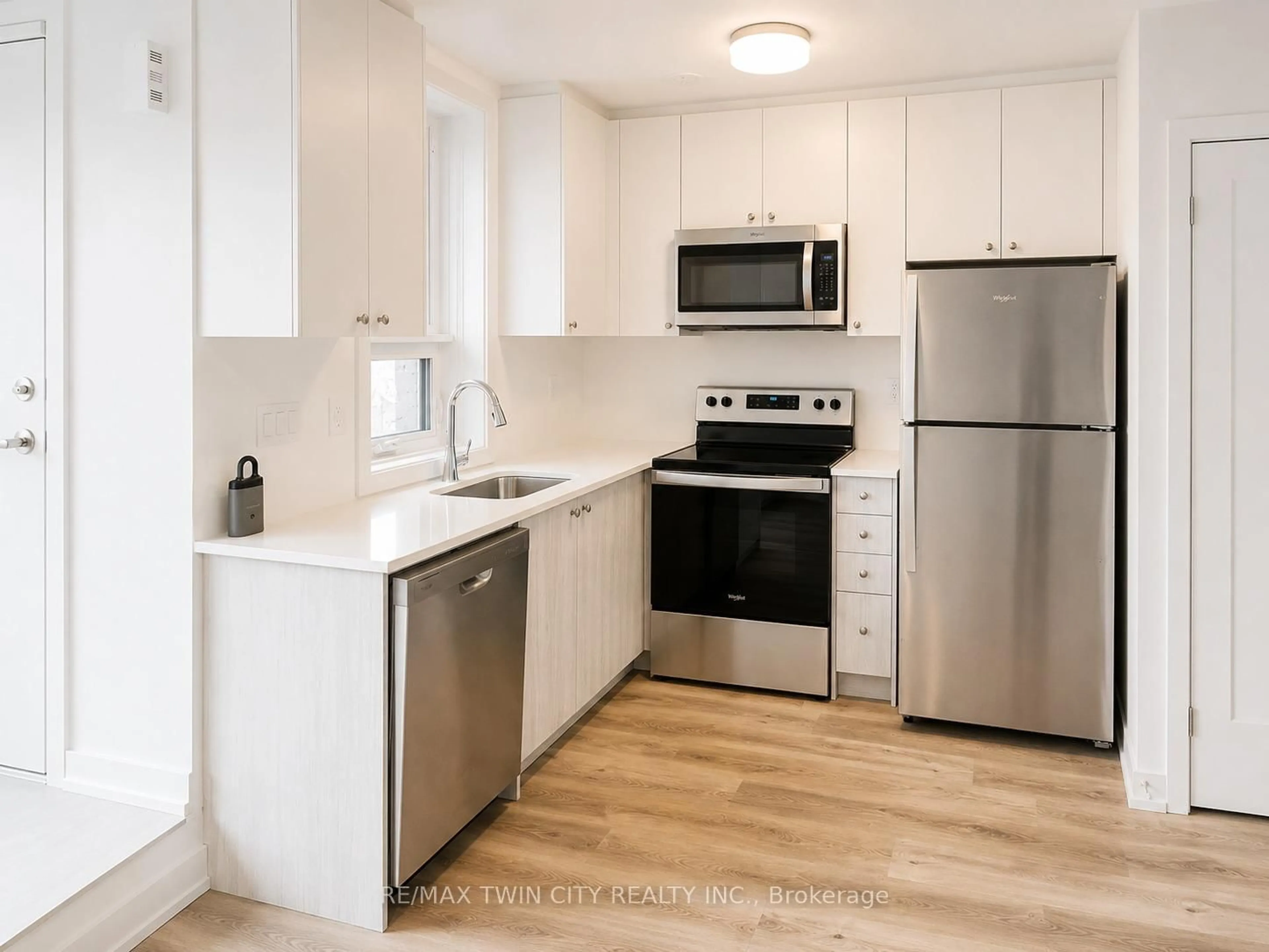 Standard kitchen, unknown for 25 Palace St #Q24, Kitchener Ontario N2E 3M6