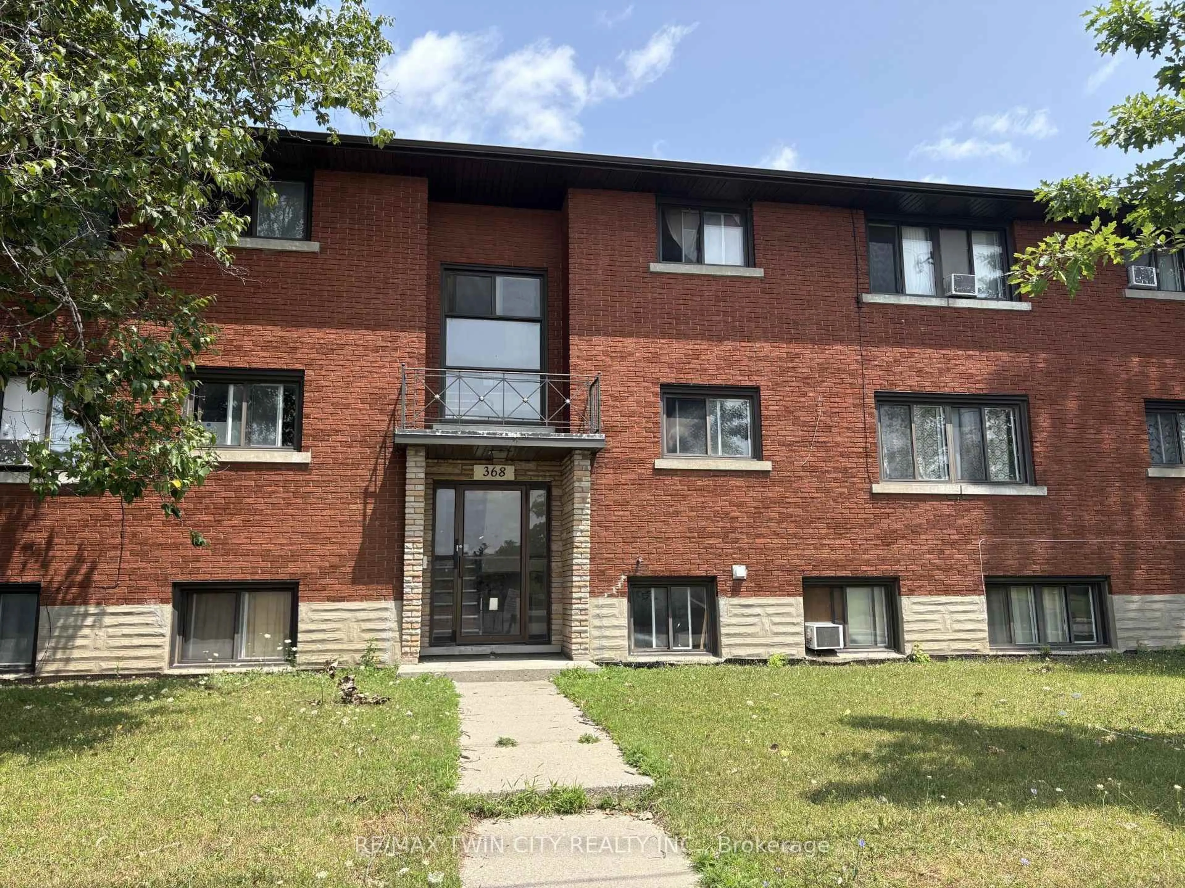 Home with brick exterior material, building for 368 Weber St, Kitchener Ontario N2H 4B2